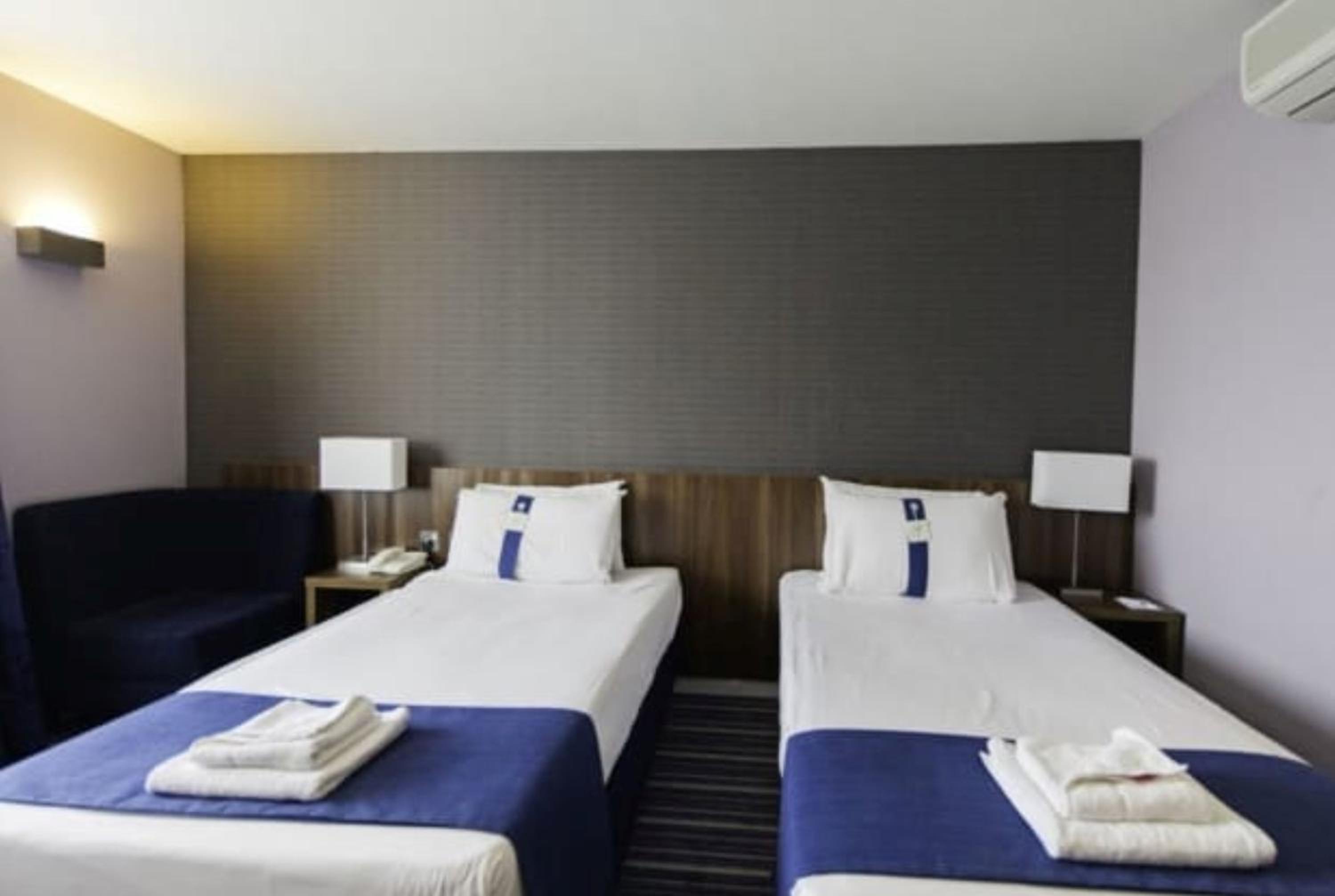 Standard Room with Free Hot Breakfast - Photo 3