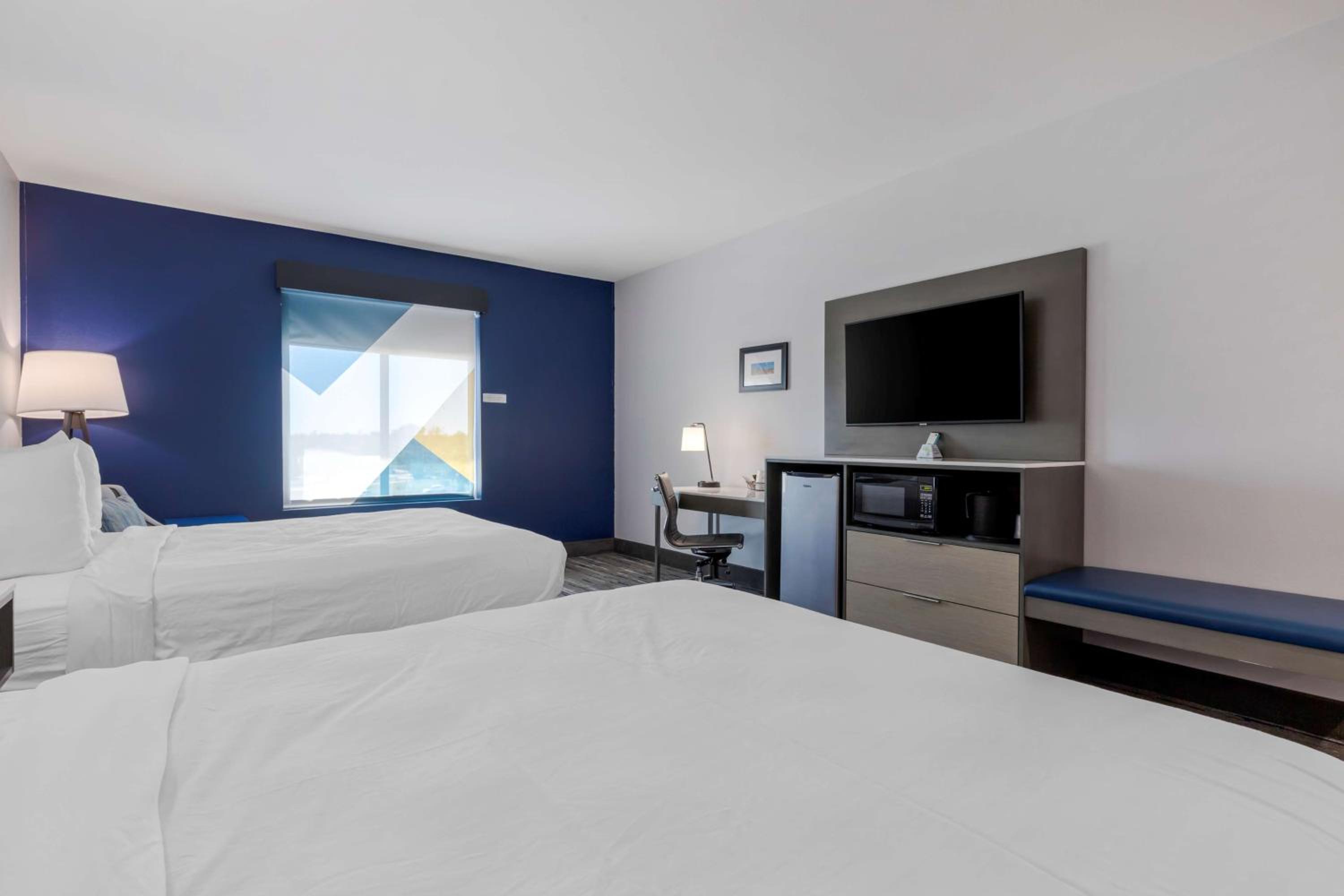 Queen Room with Two Queen Beds and Sofa Bed - Non-Smoking