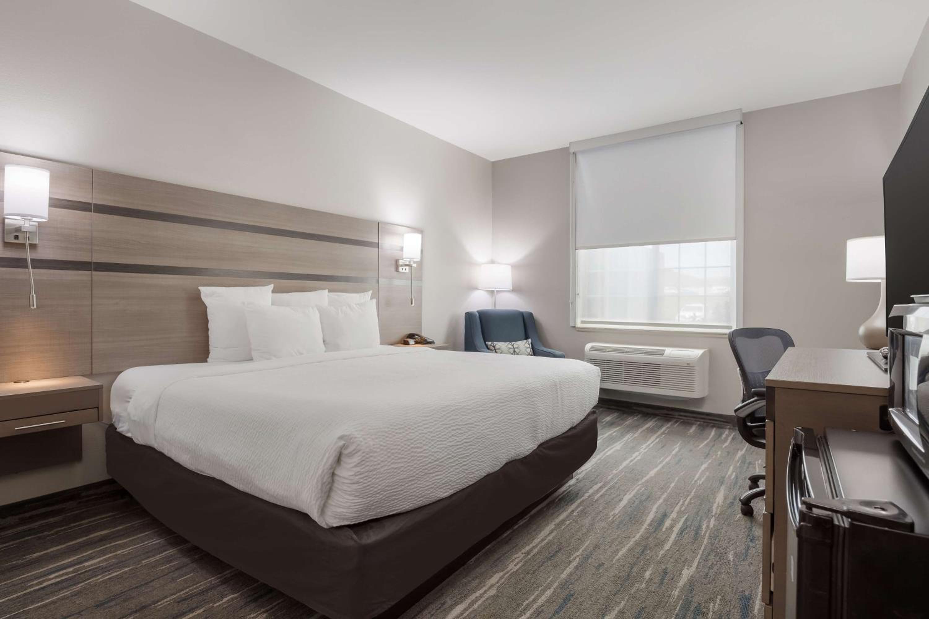 King Room with Roll-In Shower - Mobility Accessible - Photo 1