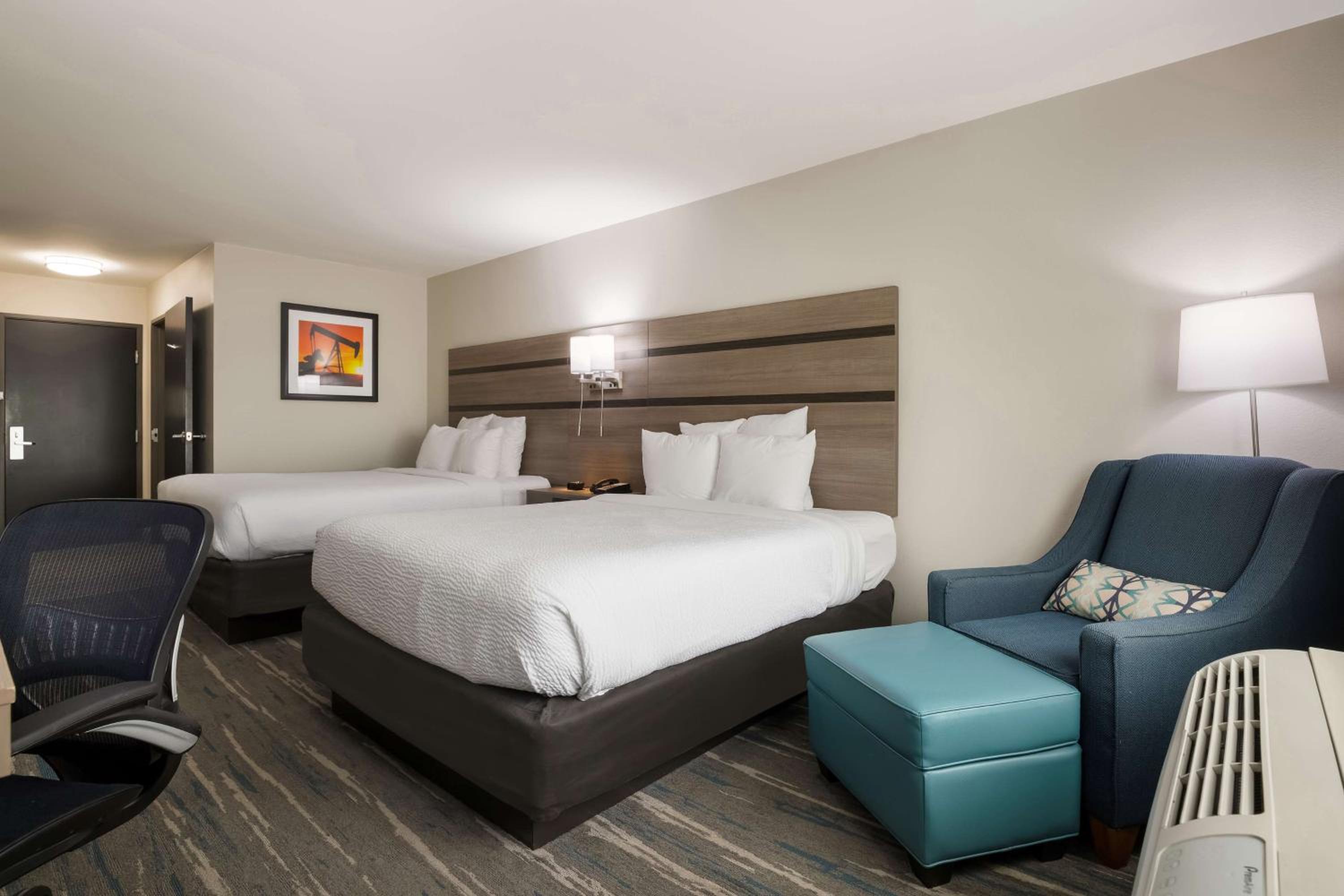 Queen Room with Two Queen Beds - Photo 3