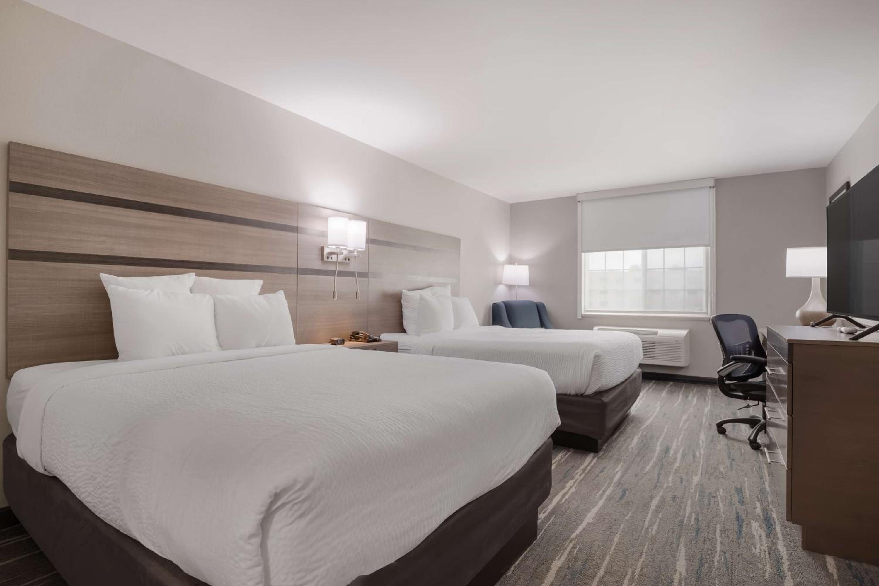 Queen Room with Two Queen Beds - Photo 2