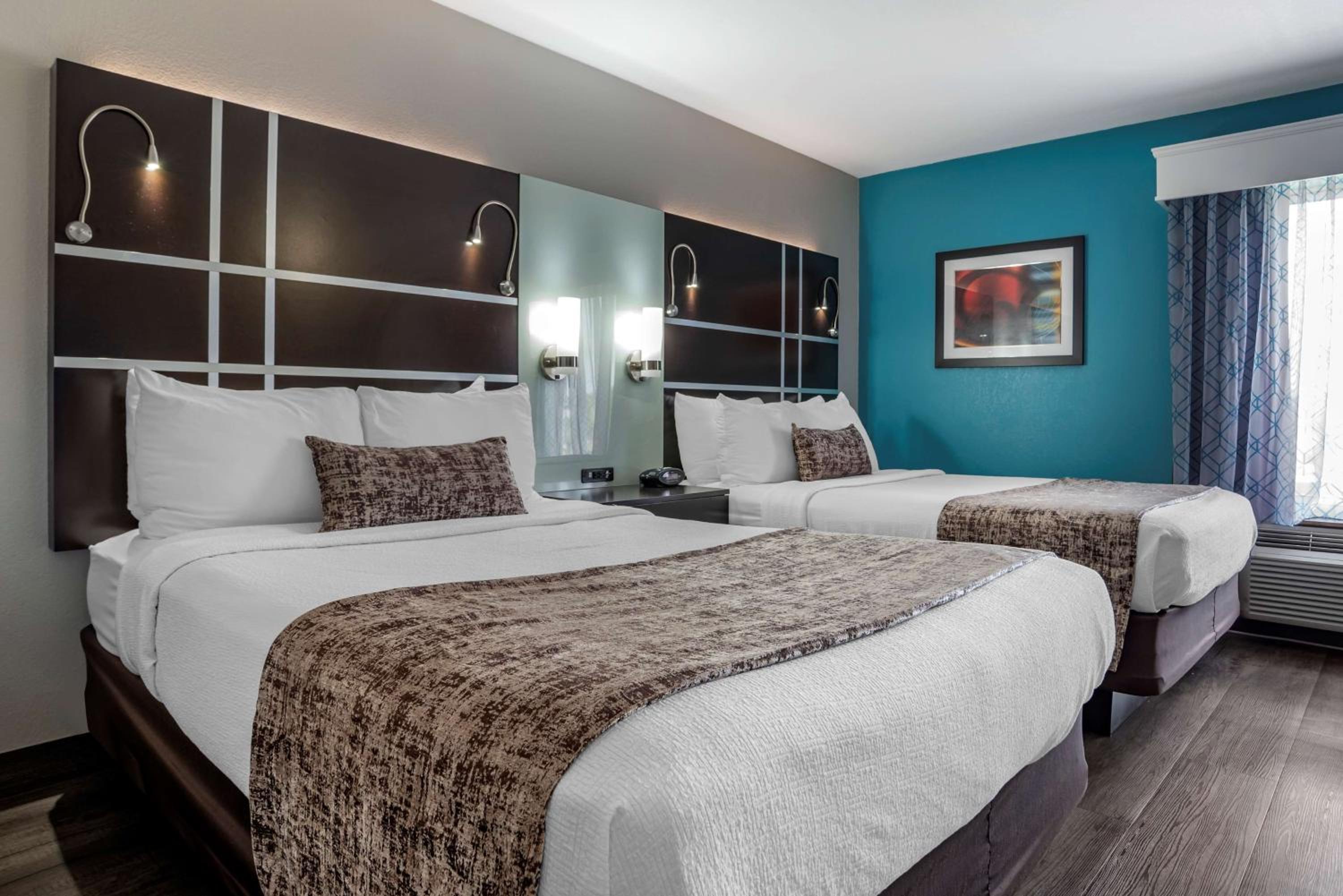 Suite with Two Double Beds - Photo 1