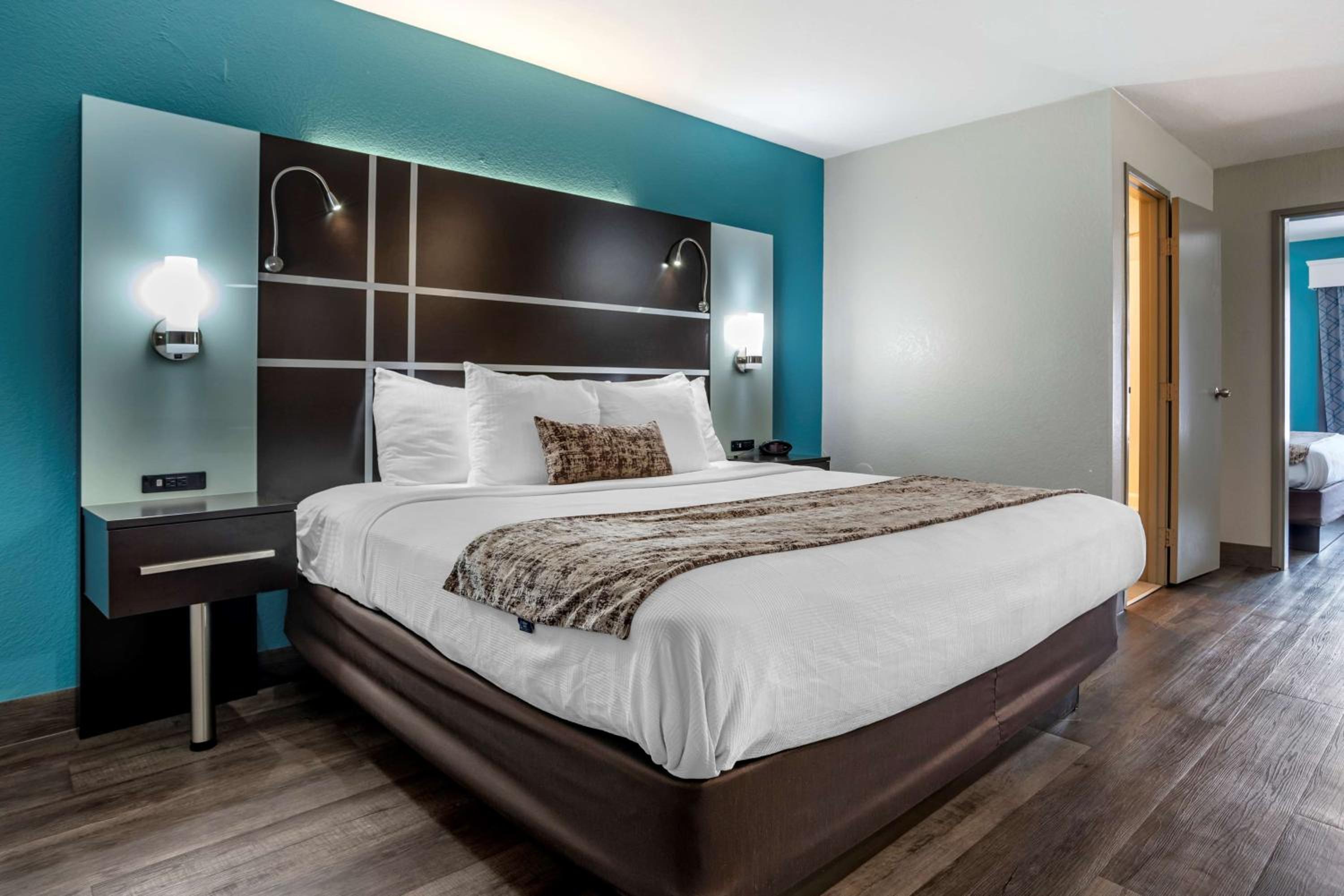 Suite with Two King Beds - Photo 3
