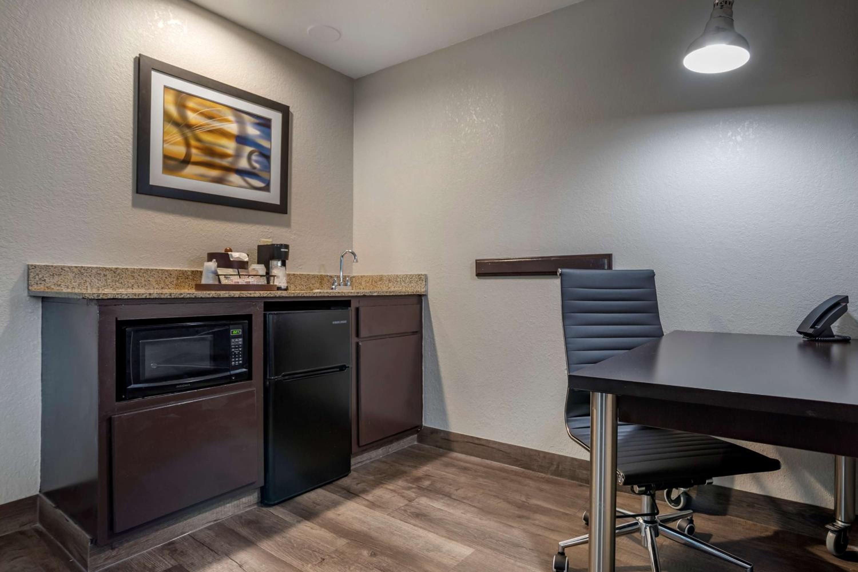 King Suite - Non-Smoking - Photo 3