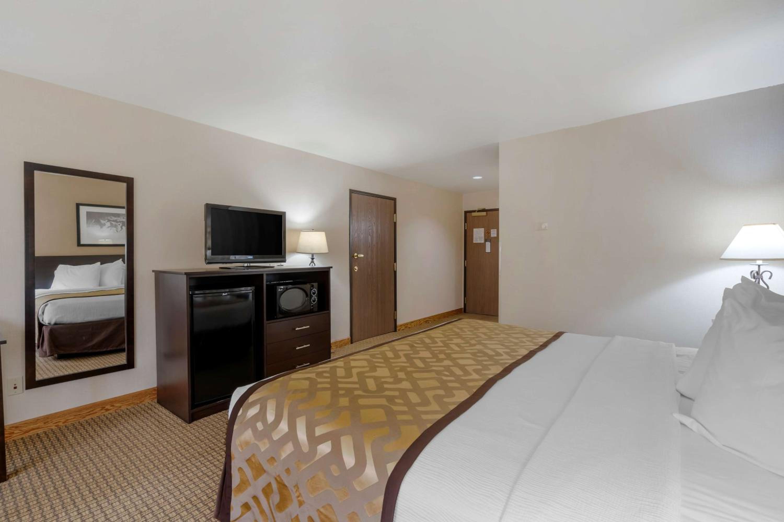 Oversize King Room with Queen Bed