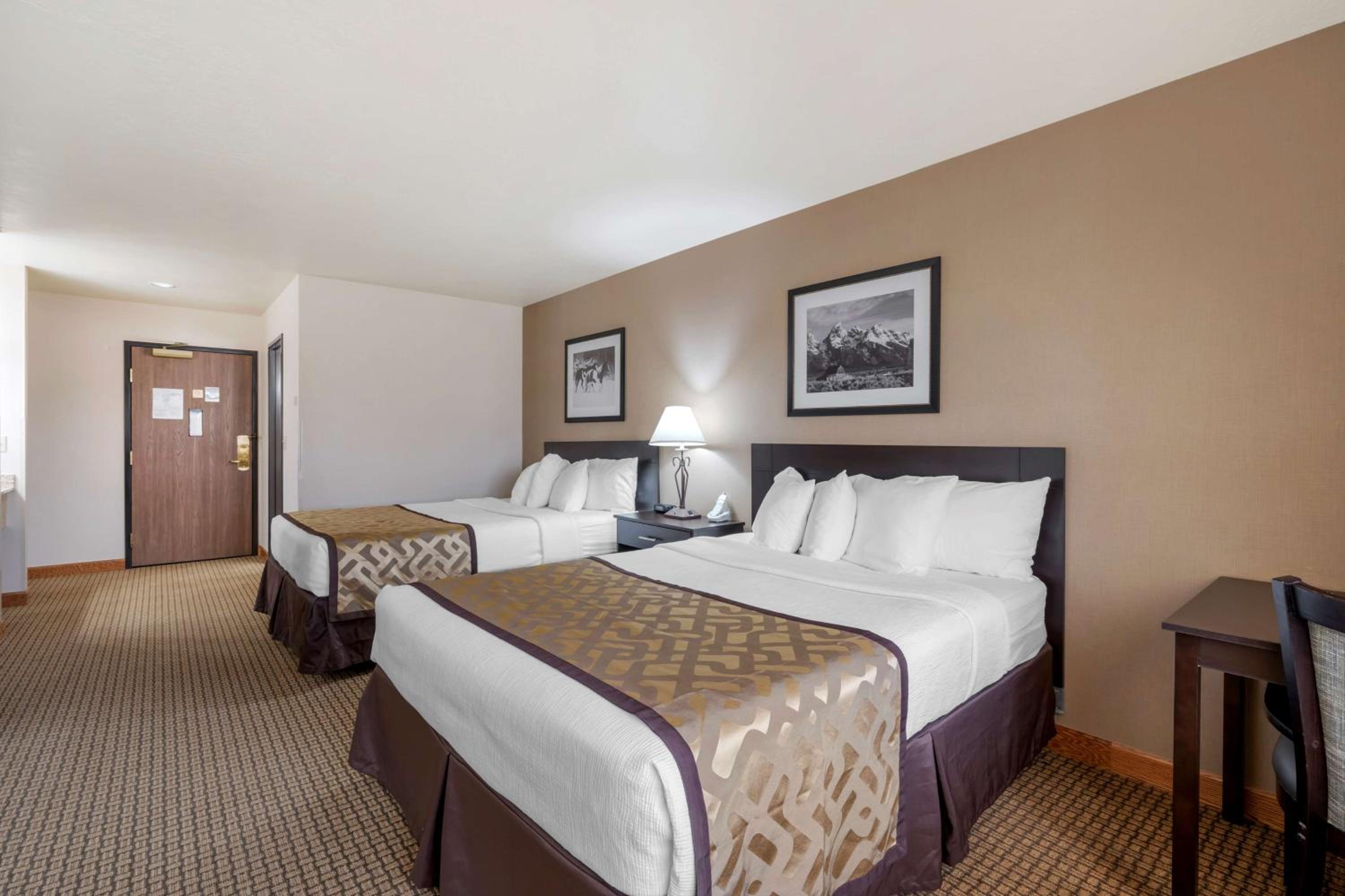 Queen Room with Two Queen Beds - Non-Smoking photo 2