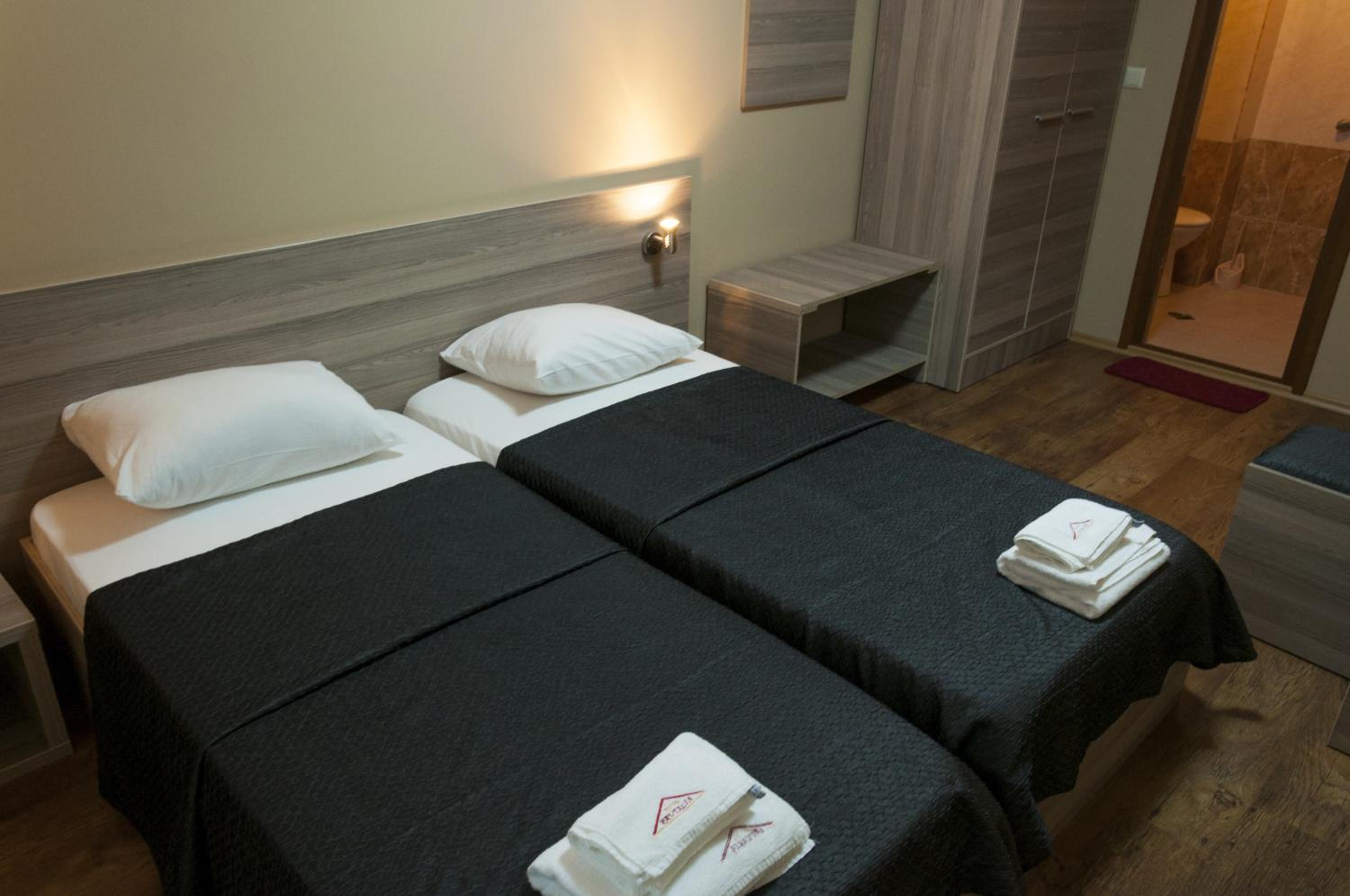 Double Room - Photo 5