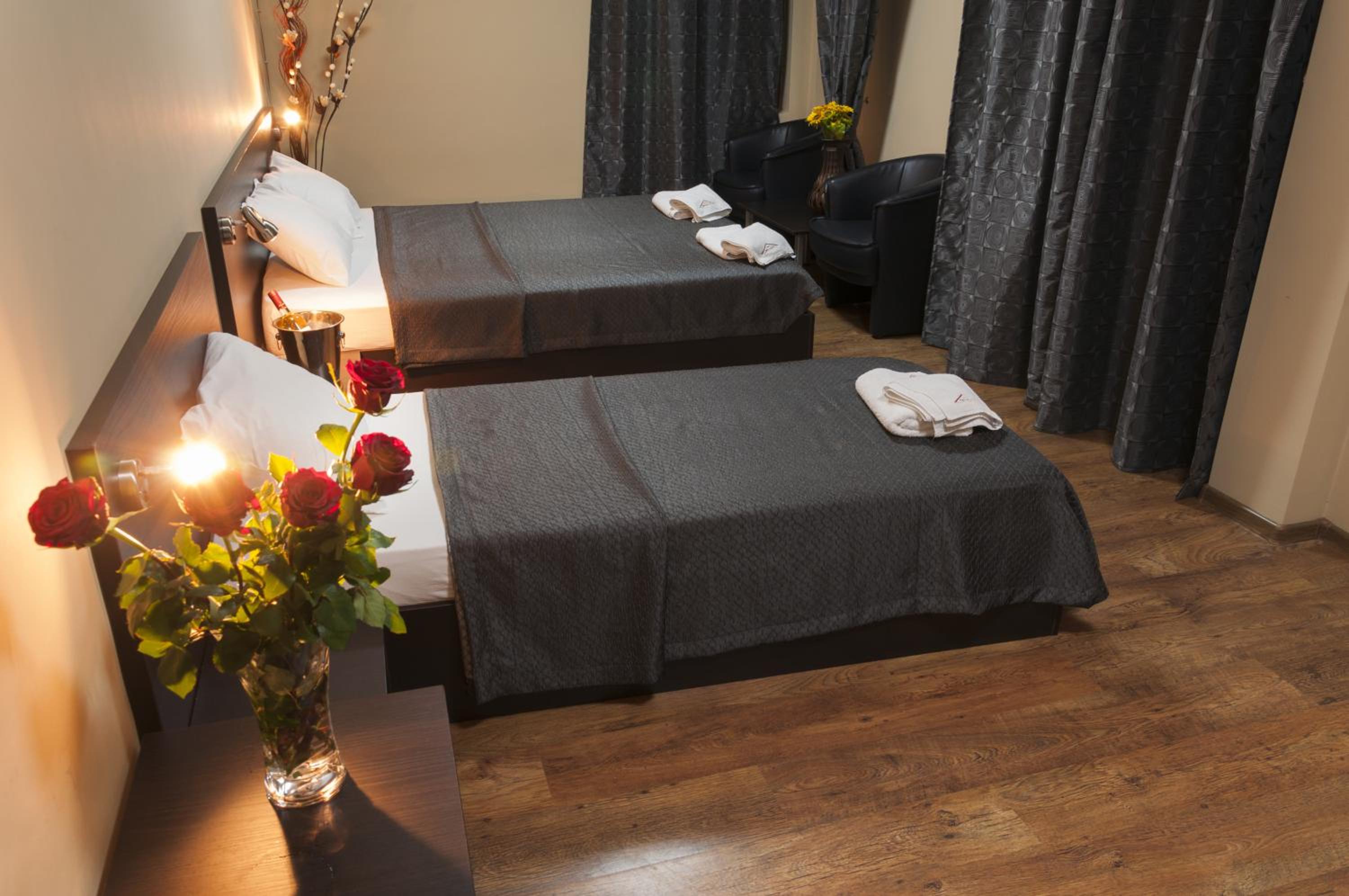 Suite - Photo 11