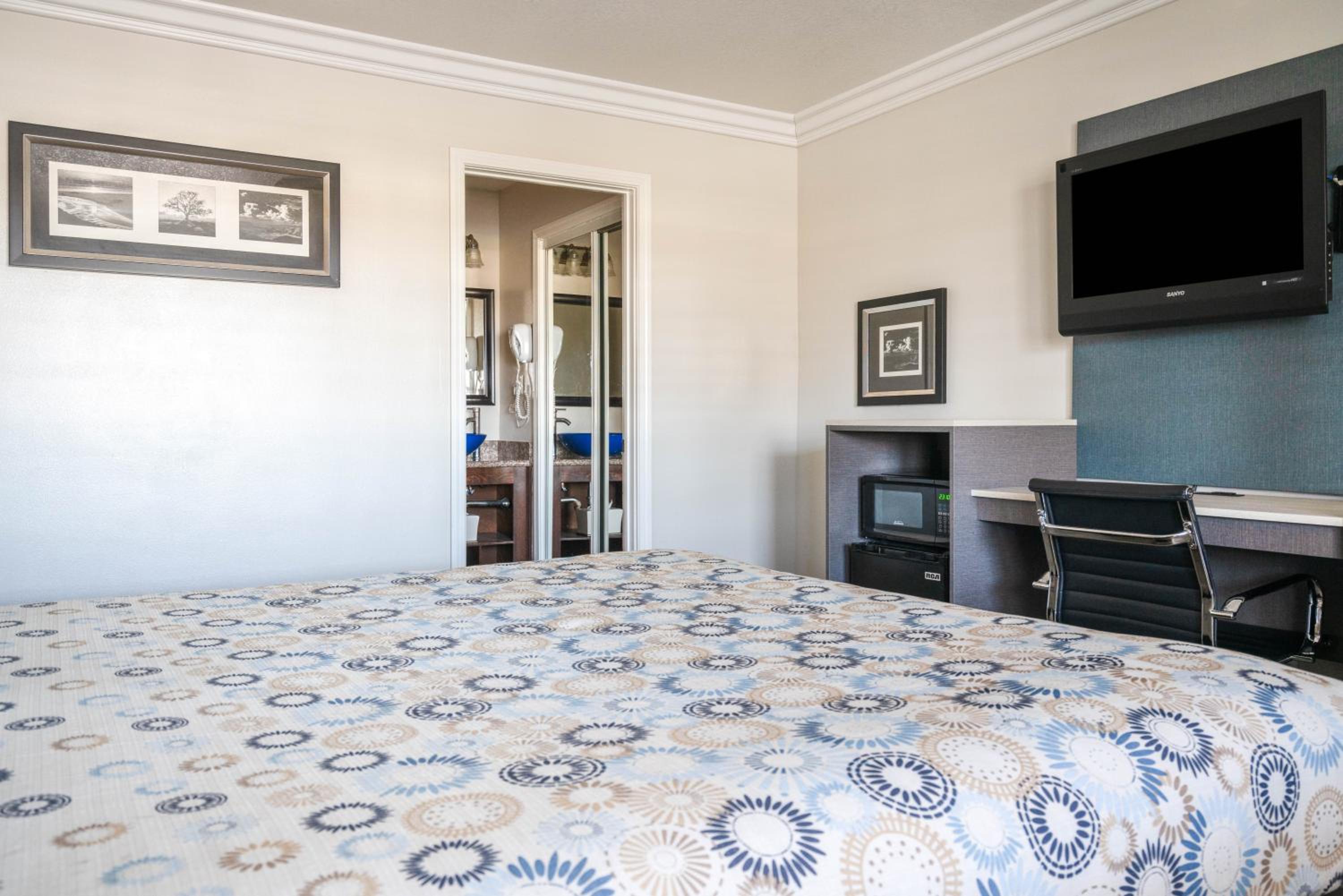 King Room - Non-Smoking - Photo 1