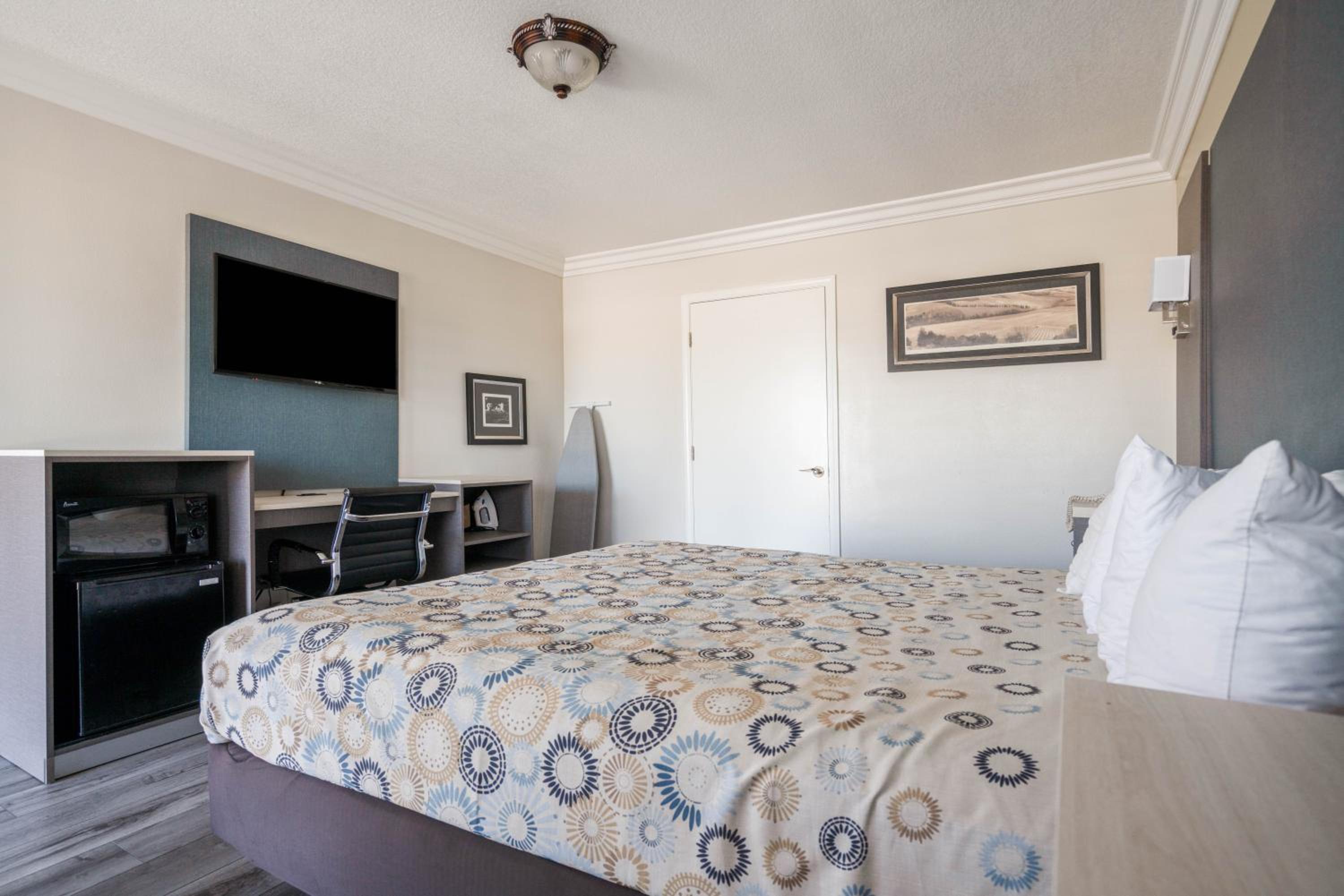 King Room - Non-Smoking - Photo 6