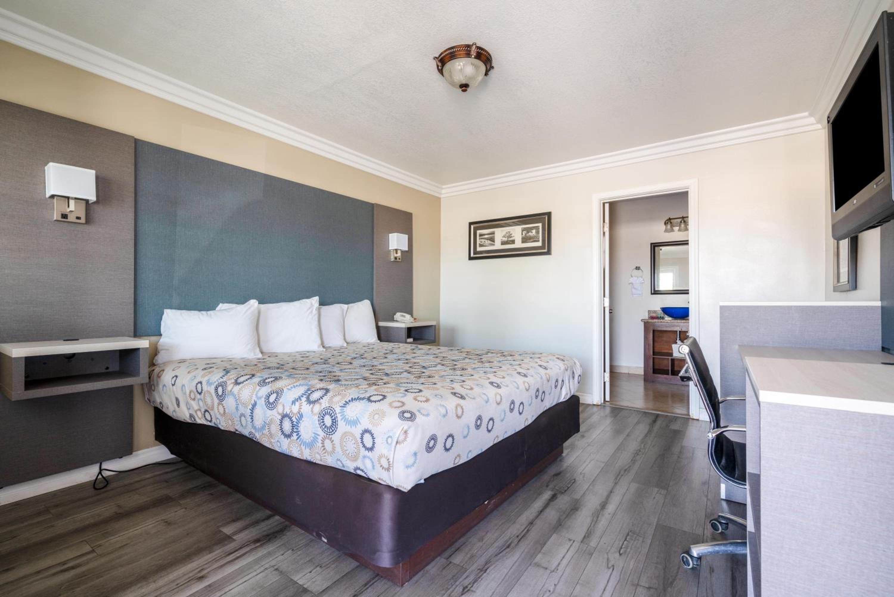 King Room - Non-Smoking - Photo 4