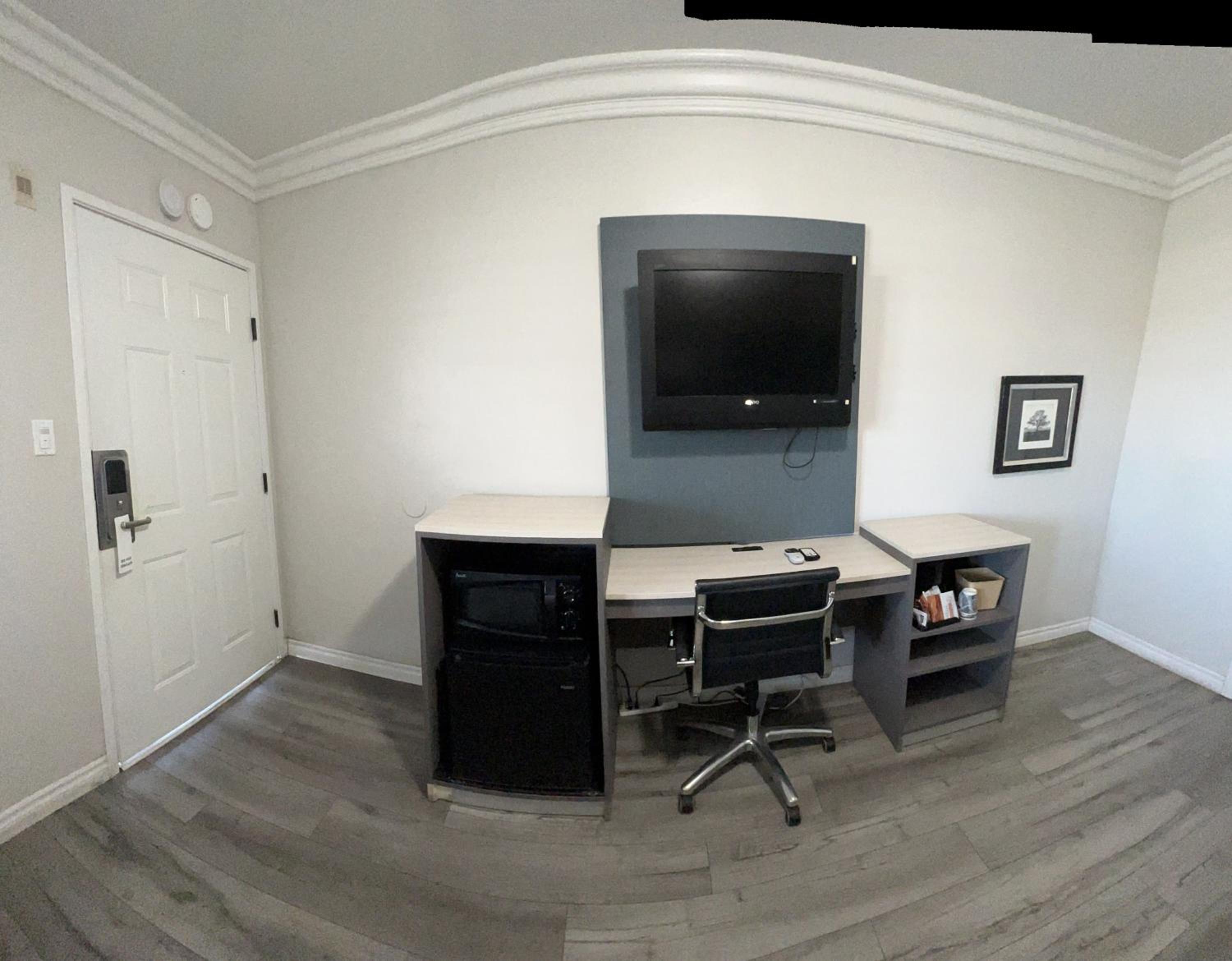 King Room - Non-Smoking - Photo 2