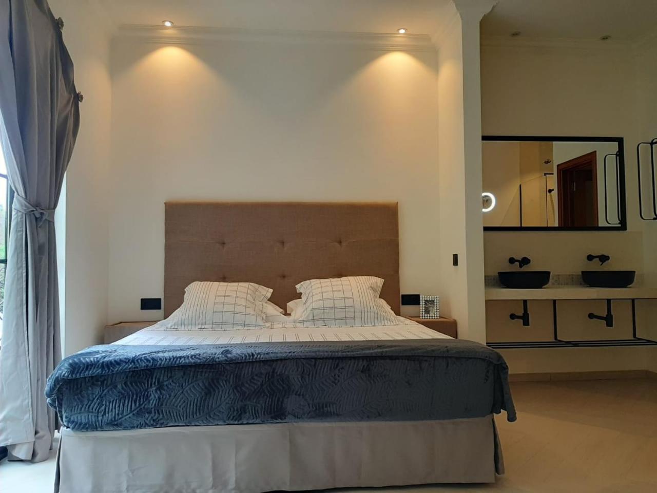 Deluxe King Suite