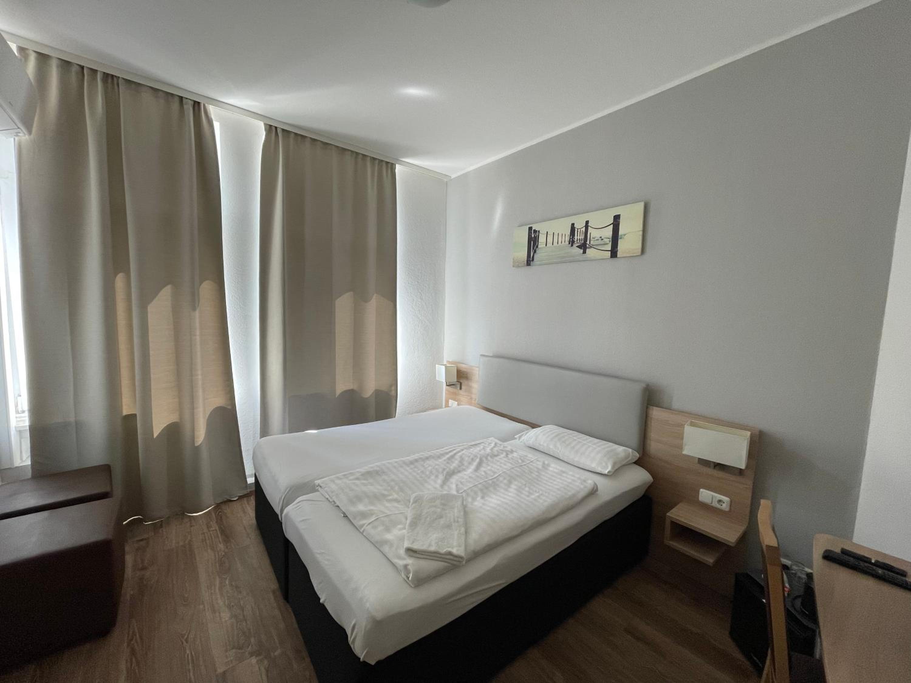 Standard Double or Twin Room - Photo 1