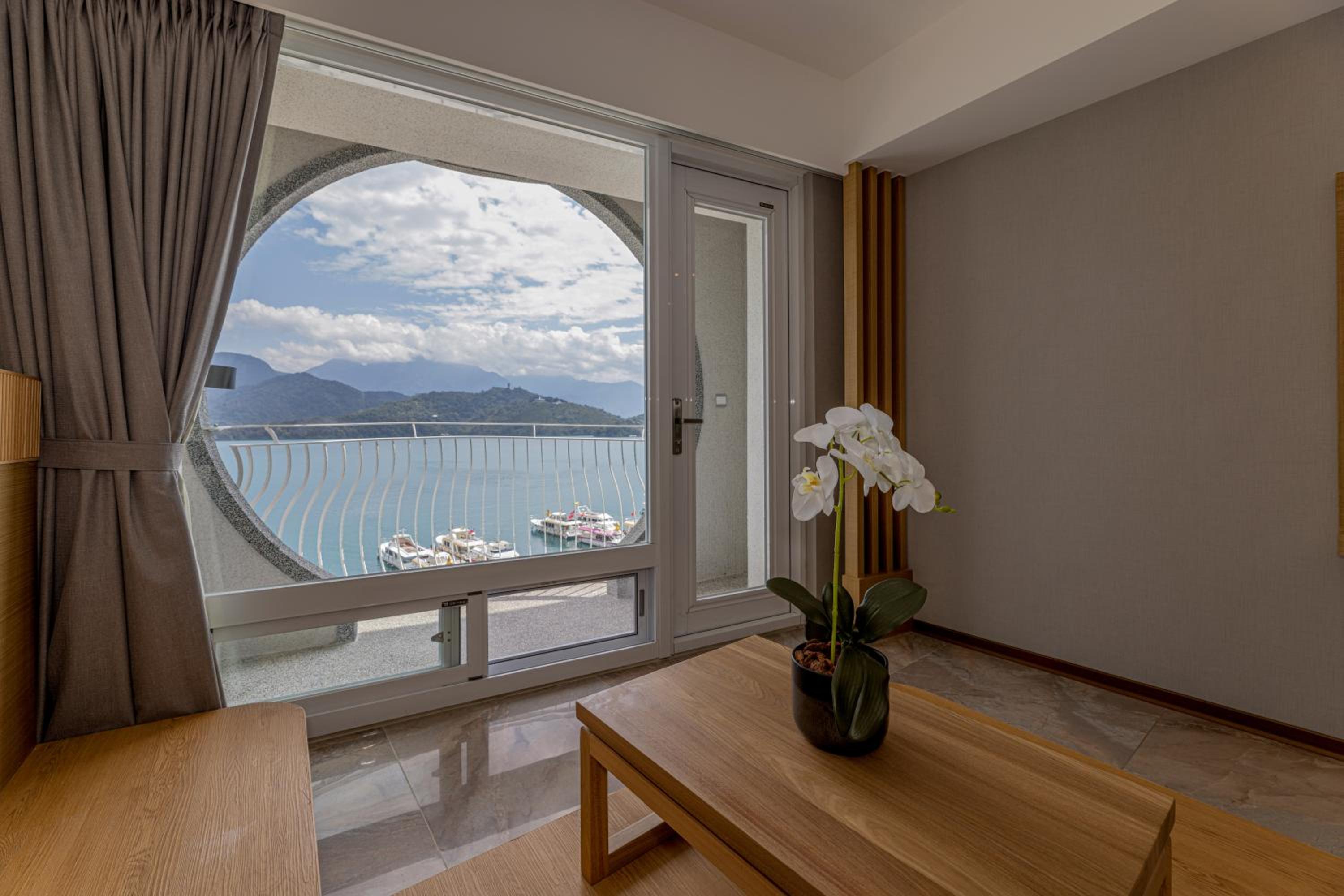 Standard Japanese style double room with lake view photo 2