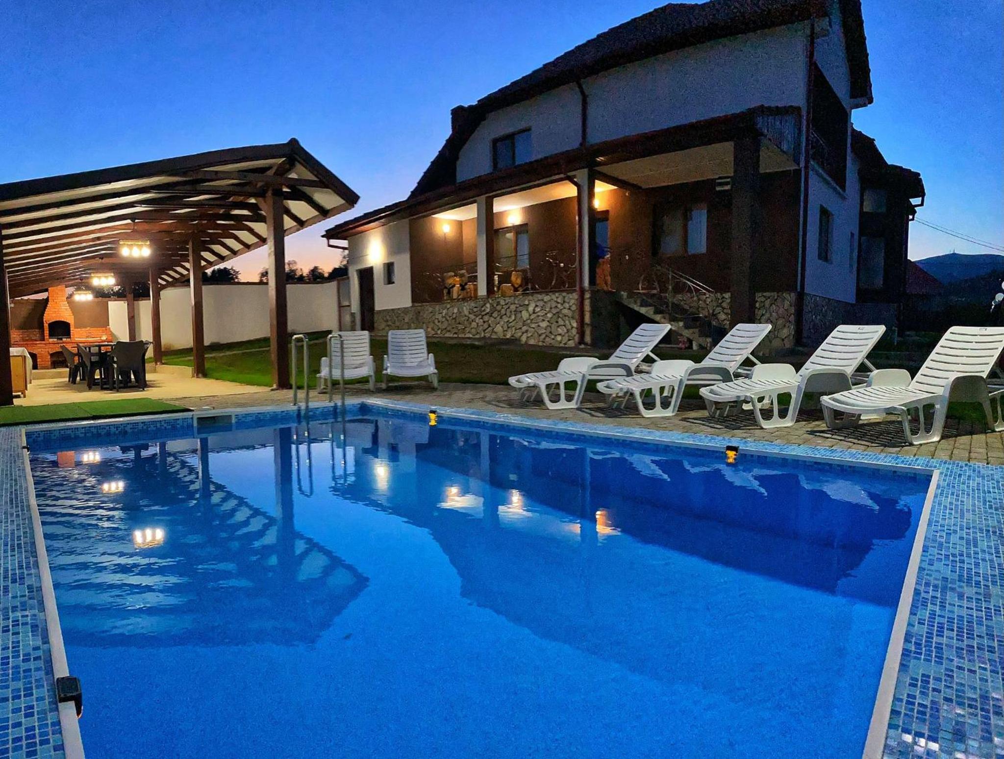Six-Bedroom House - Photo 2