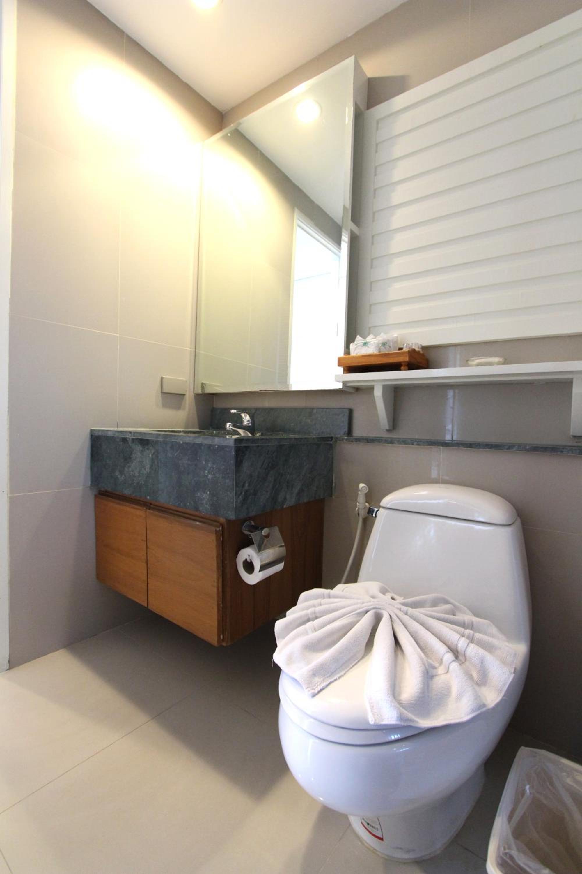 One Bedroom Family Suite  - Photo 2
