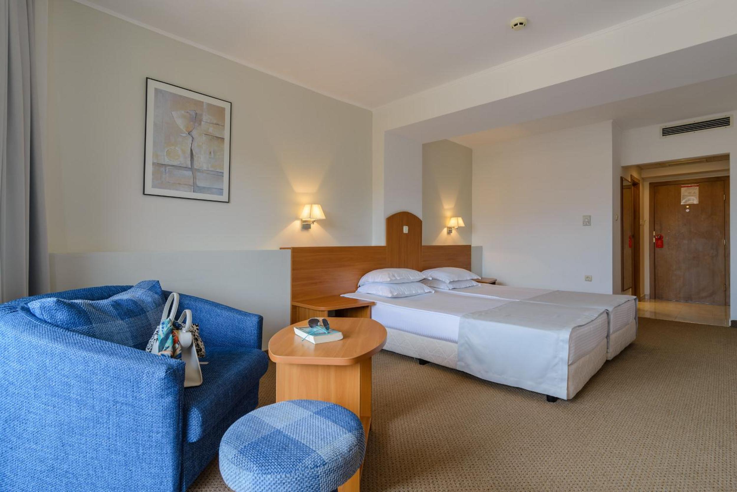 Superior Twin Room with Pool or Park View and balcony (2 adults + 1 child up to 11.99 years old) photo 1