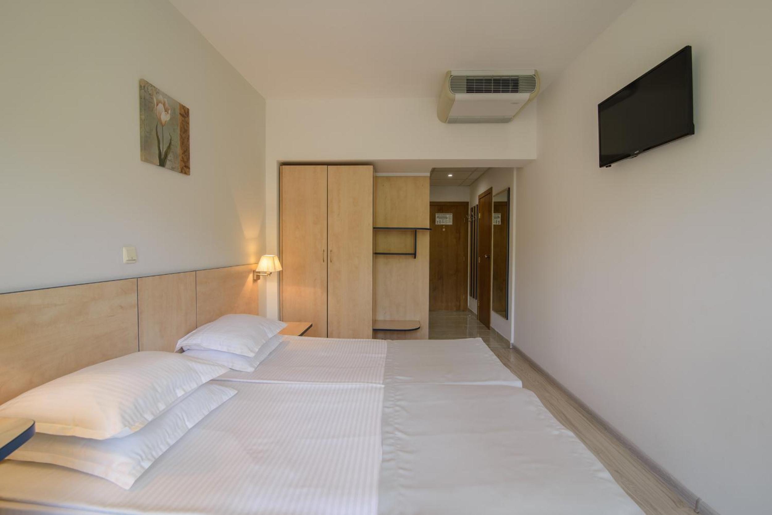 Economy Twin Room with Park View and balcony photo 3