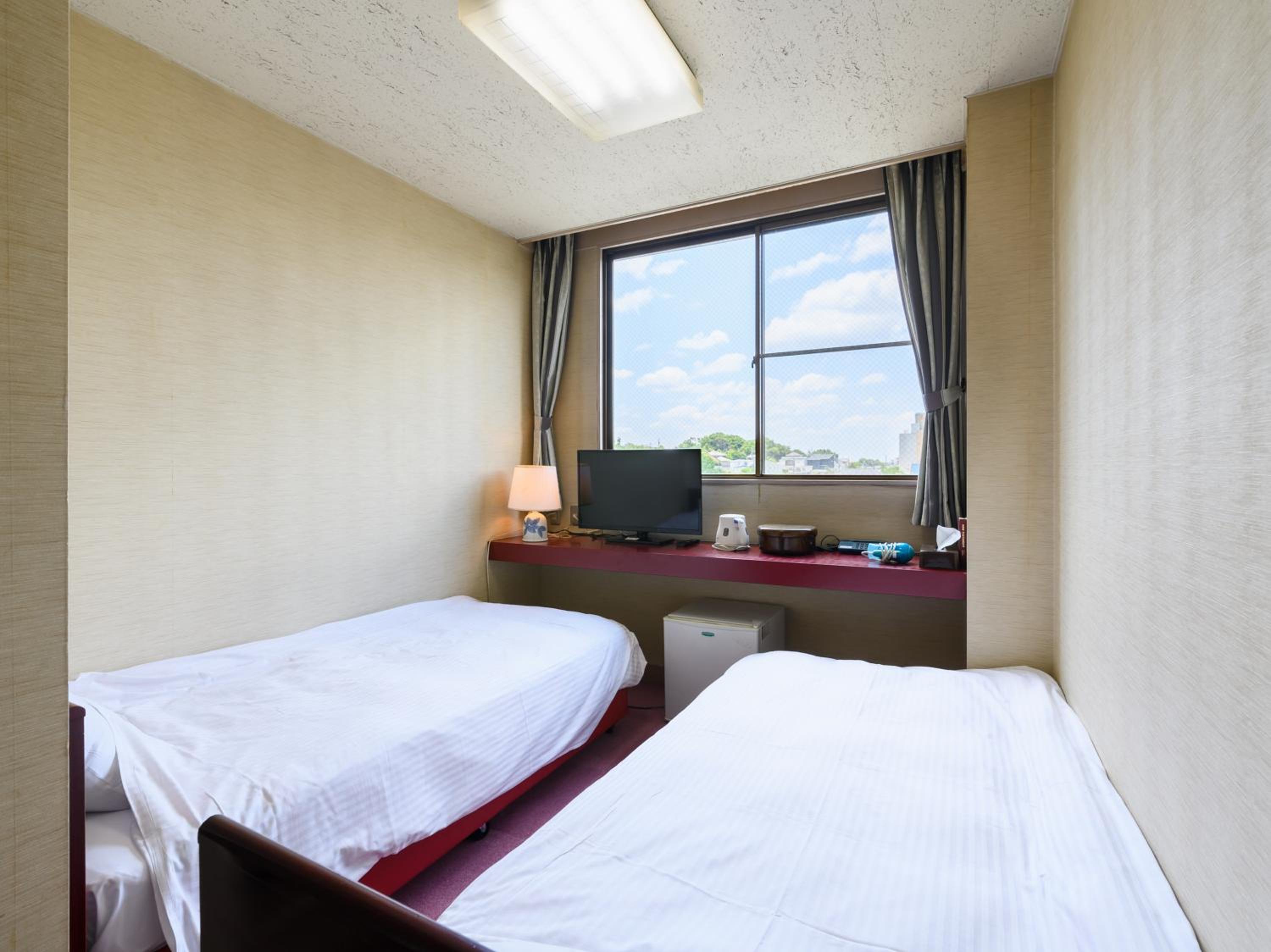 Twin Room - Non-Smoking - Photo 1