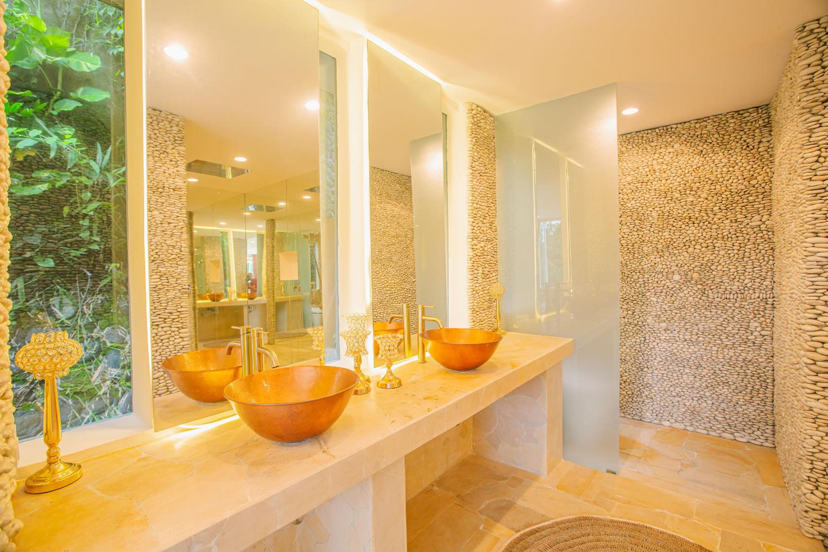 King Suite with Pool View - Photo 3