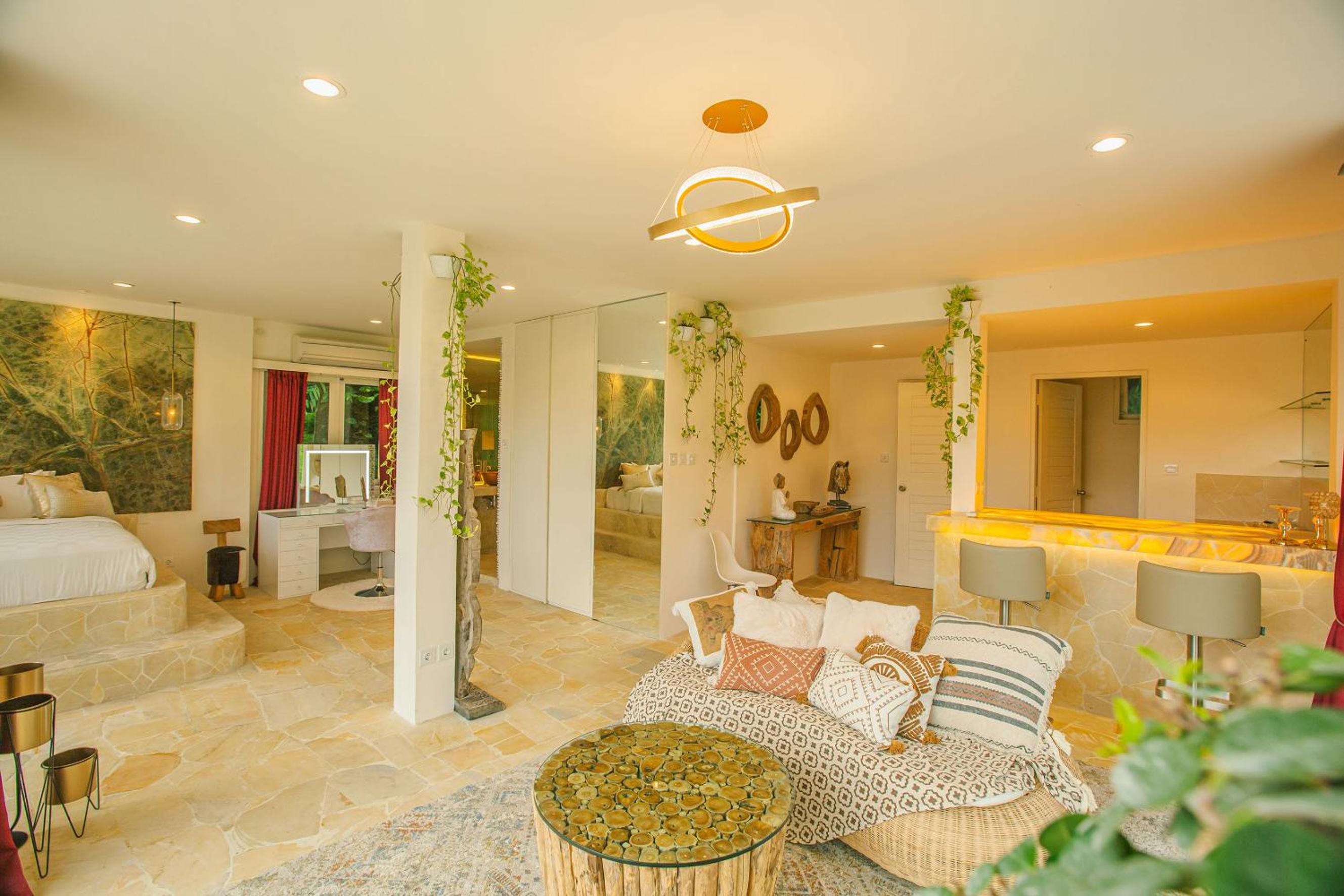 King Suite with Pool View - Photo 4
