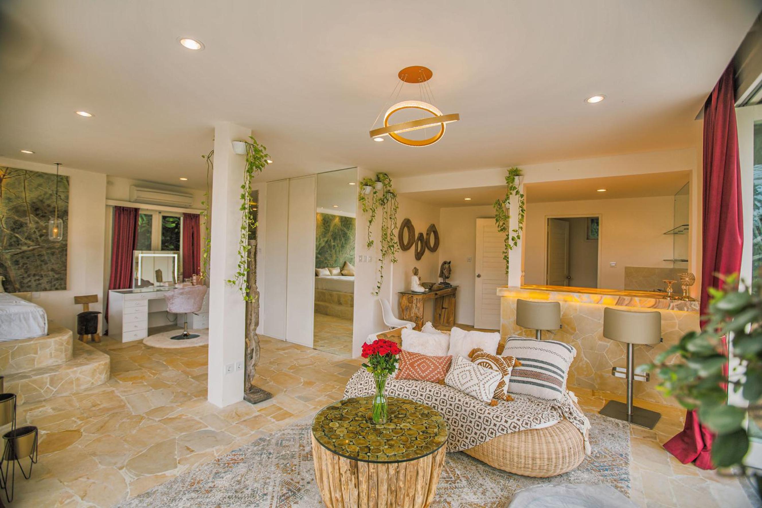King Suite with Pool View - Photo 9