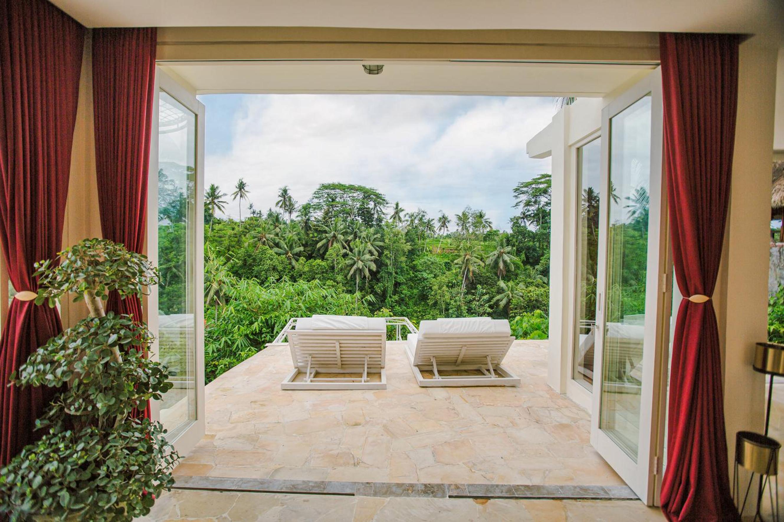 King Suite with Pool View - Photo 11