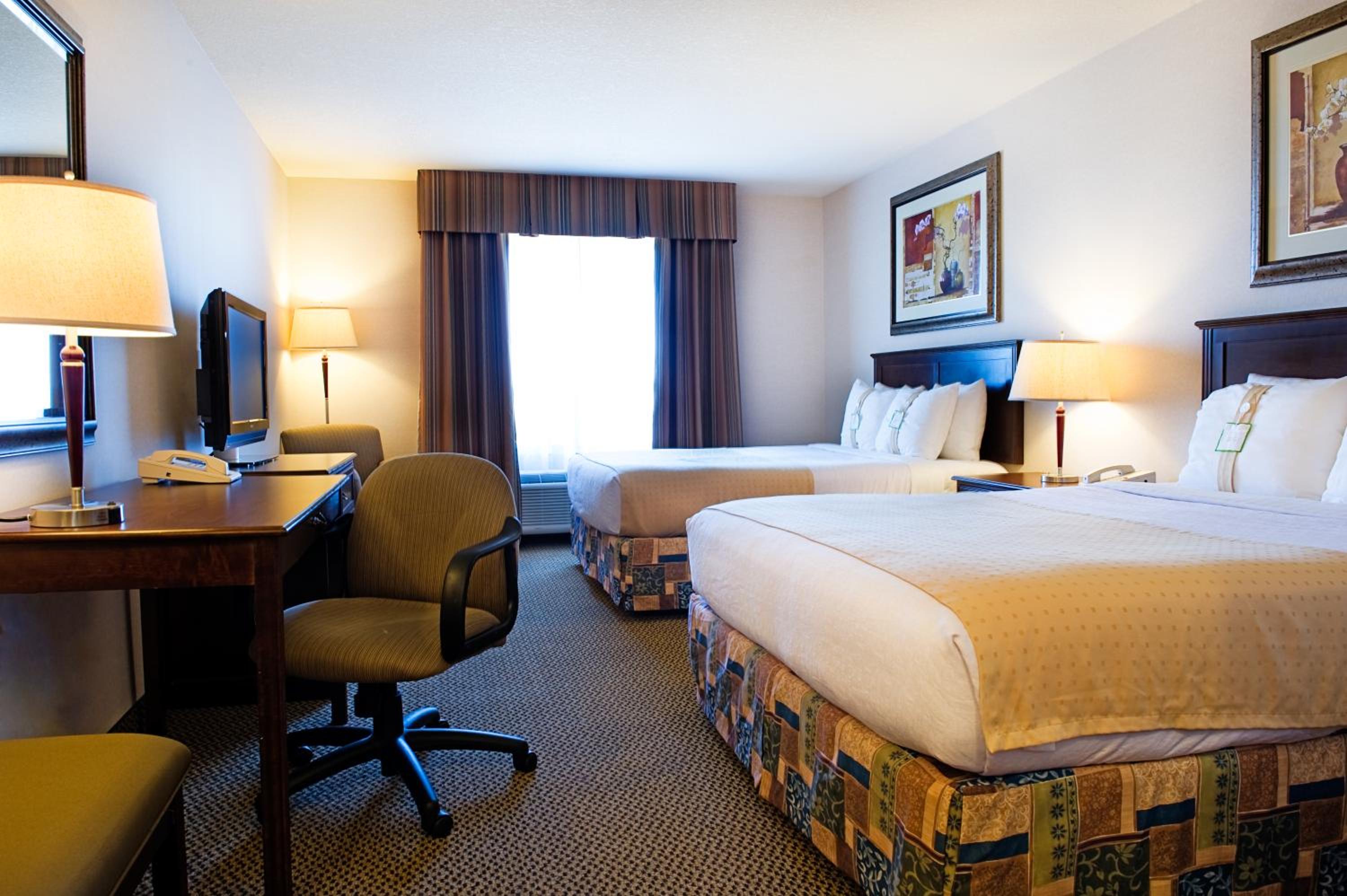 Queen Room with Two Queen Beds and Mobility Accessible Bathtub - Photo 5