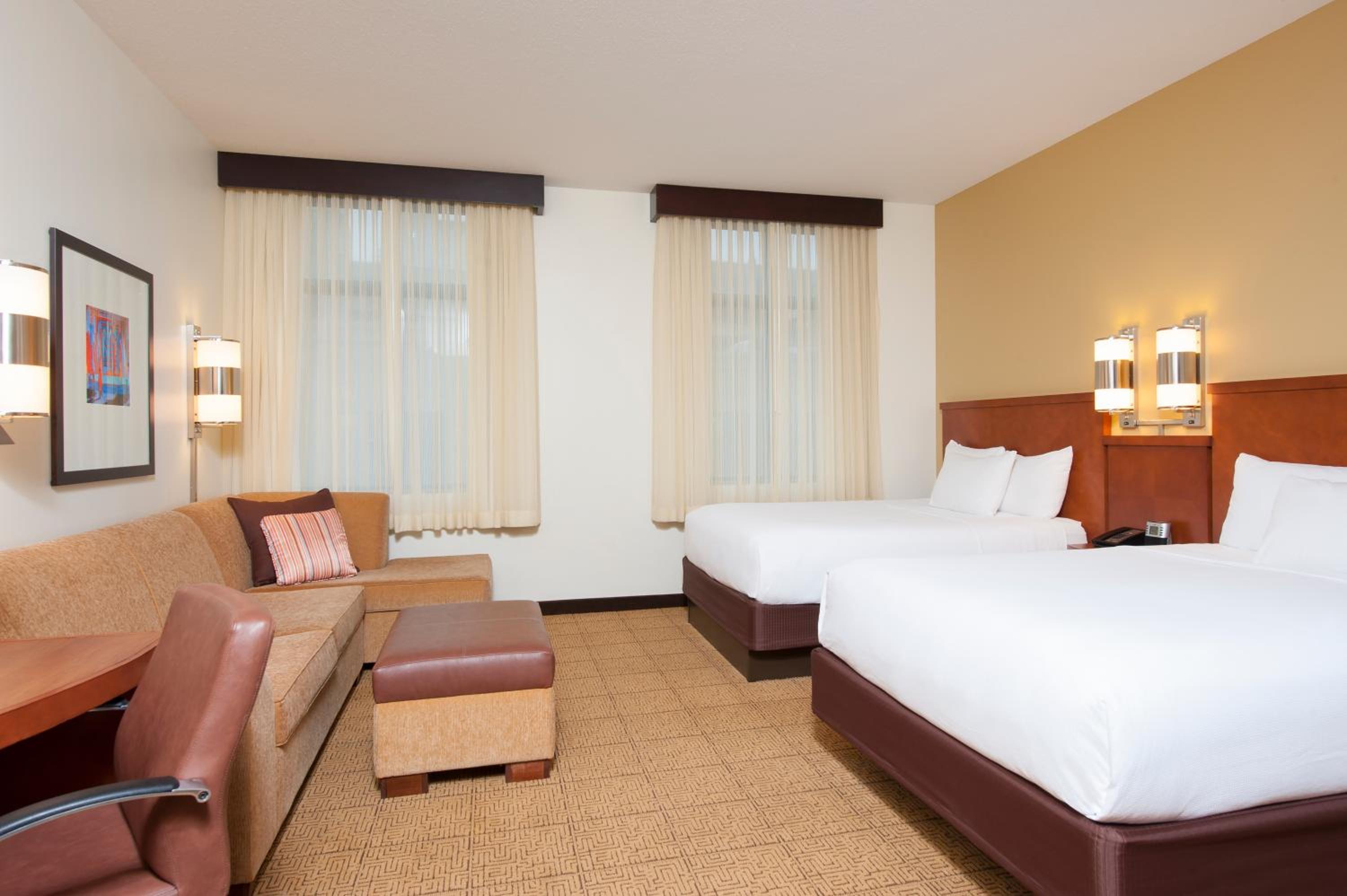 Queen Room with Two Queen Beds and Sofa Bed - High Floor - Photo 4