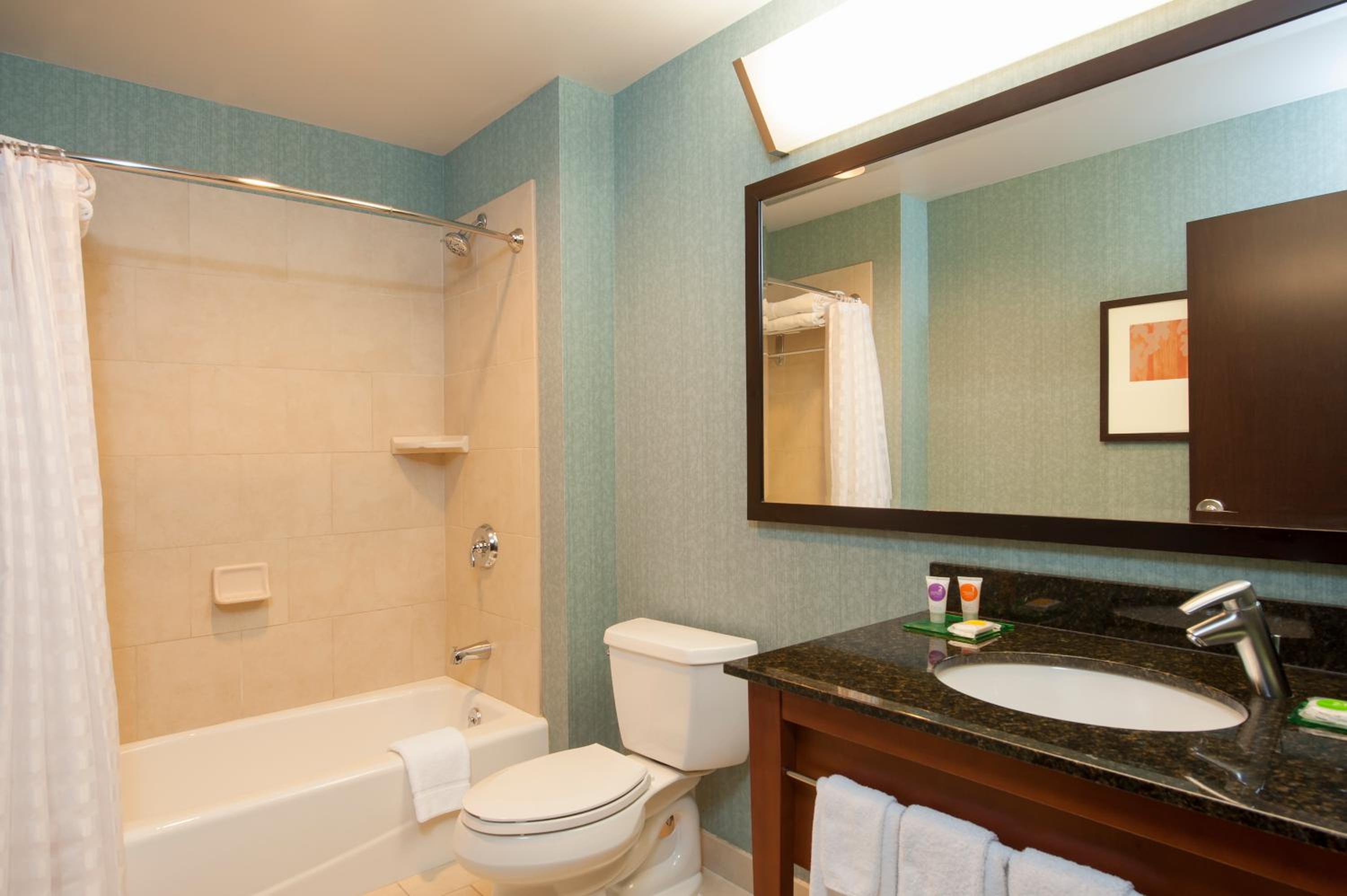 Queen Room with Two Queen Beds and Sofa Bed - High Floor - Photo 3