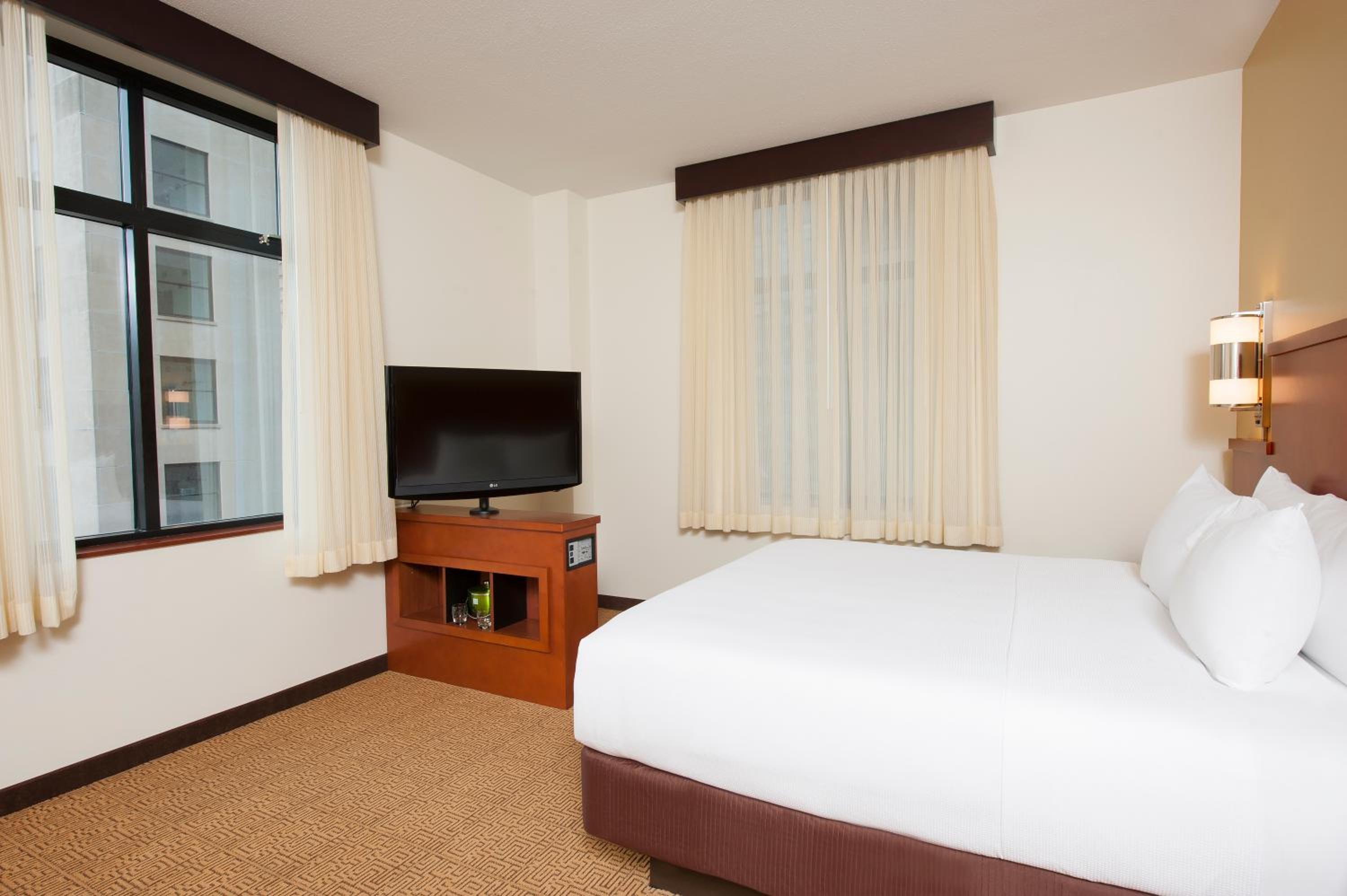 King Room with Sofa Bed - Photo 3