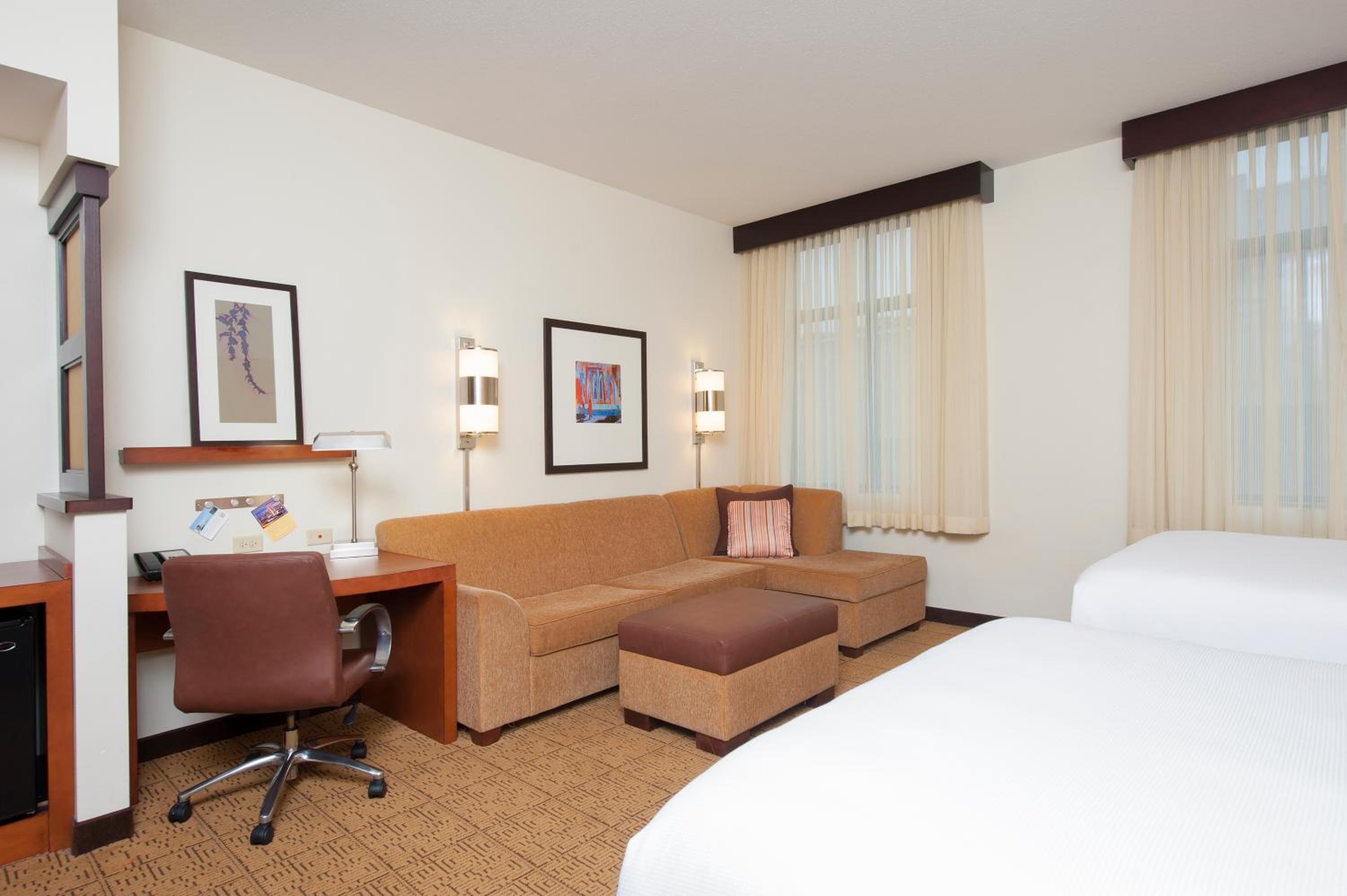 Queen Room with Two Queen Beds and Sofa Bed - High Floor - Photo 1