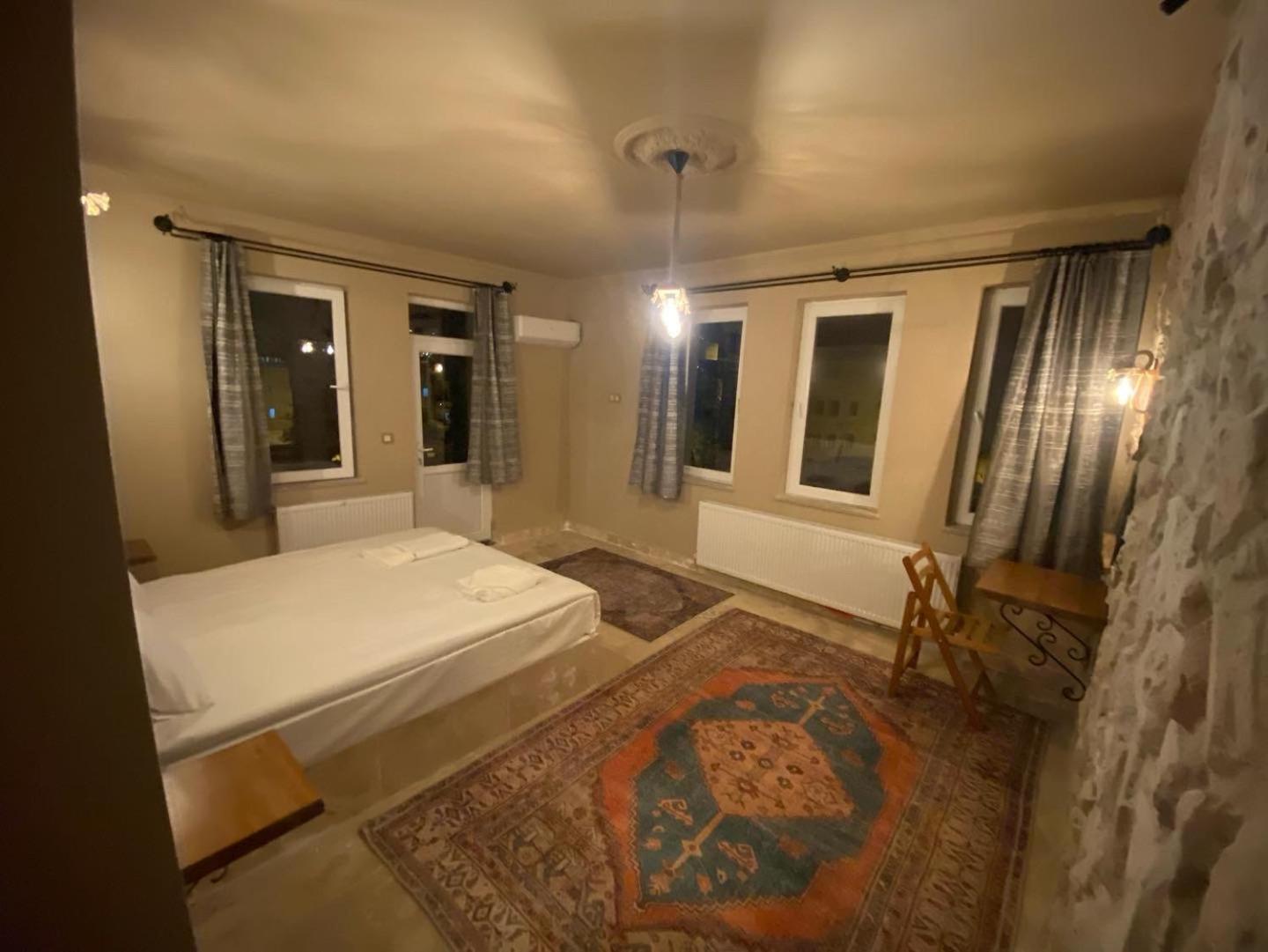 Deluxe Double Room with Balcony - Photo 9