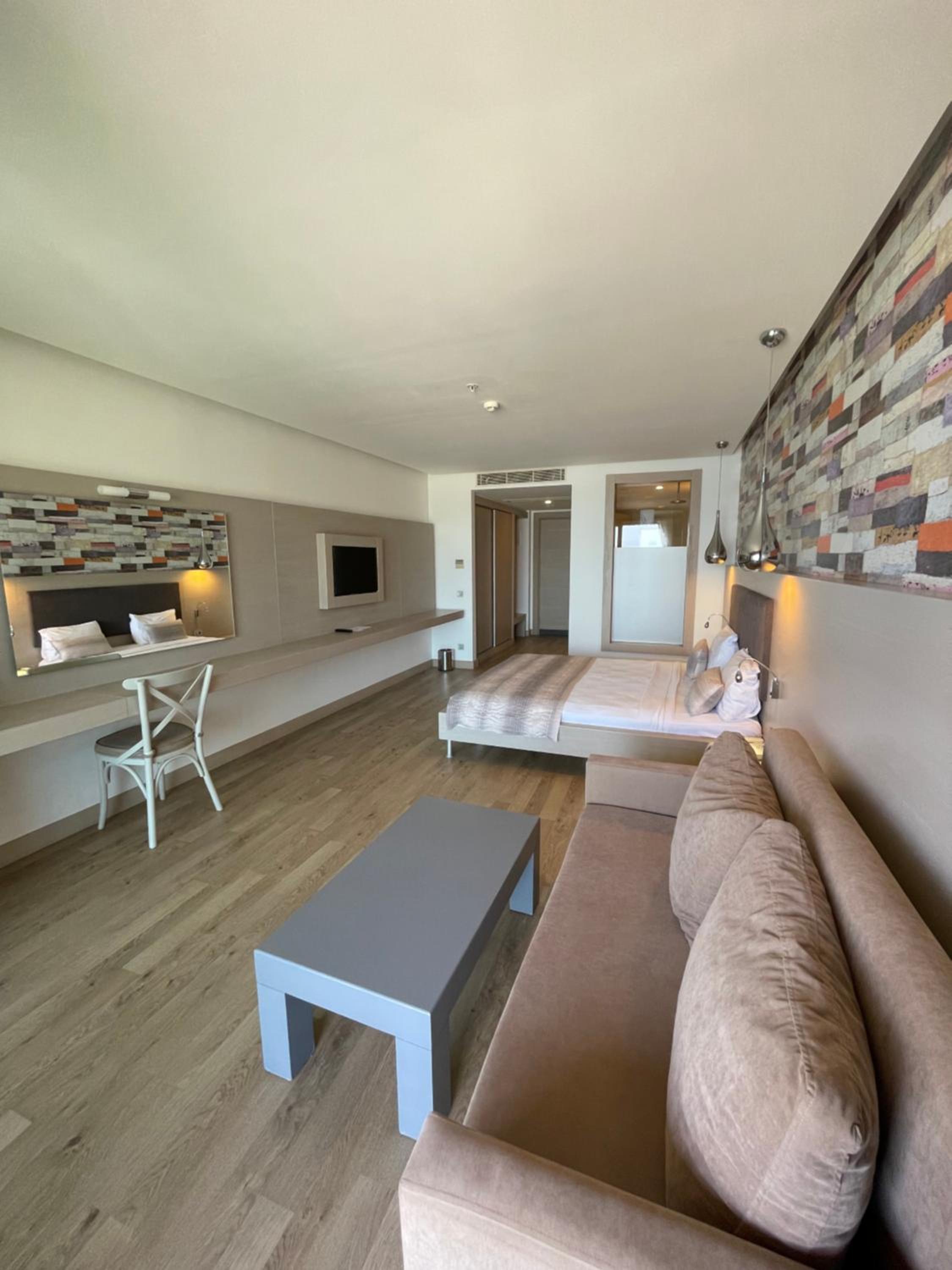 Deluxe Suite with Sea View - Photo 11