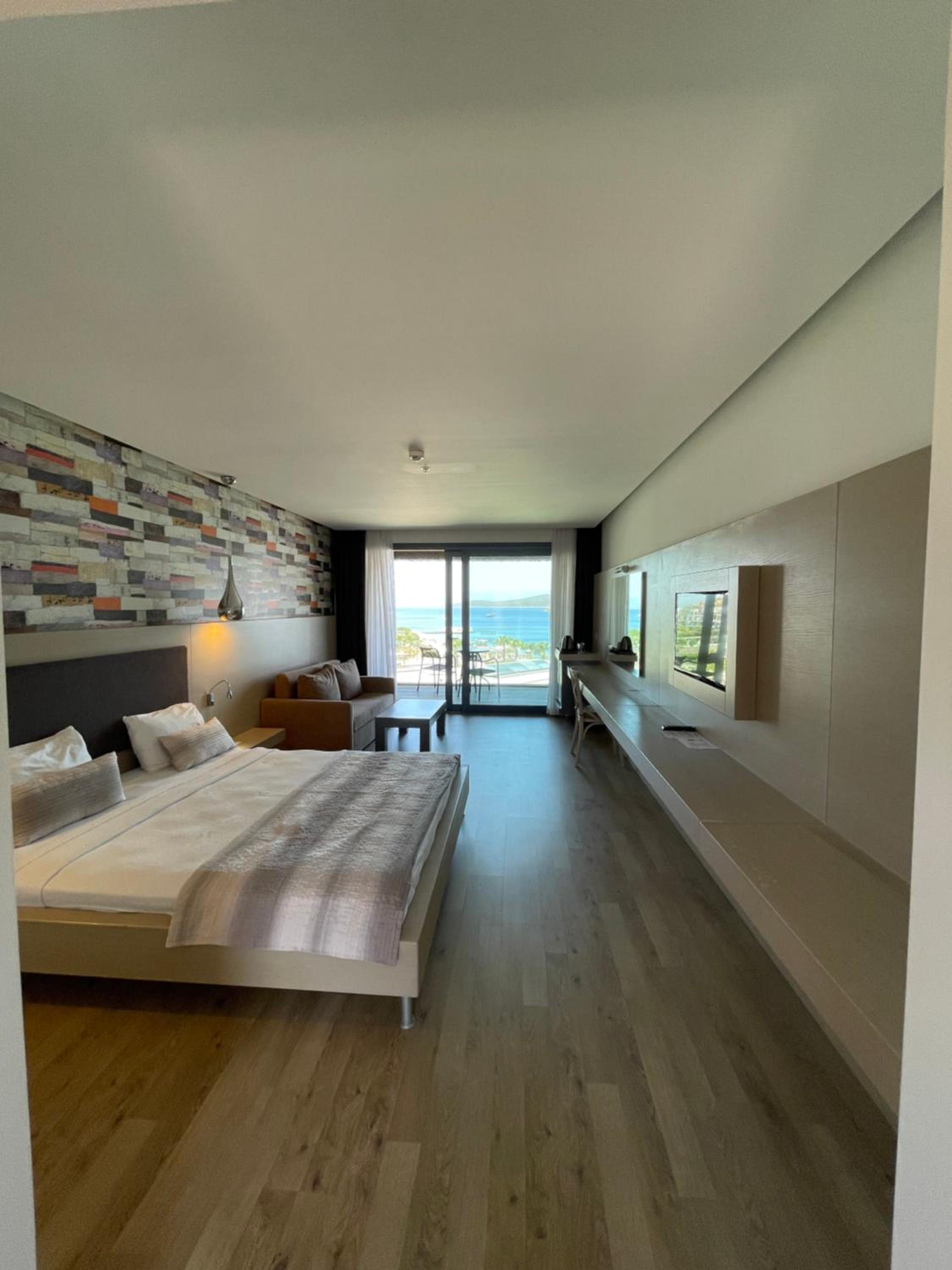 Deluxe Suite with Sea View - Photo 10