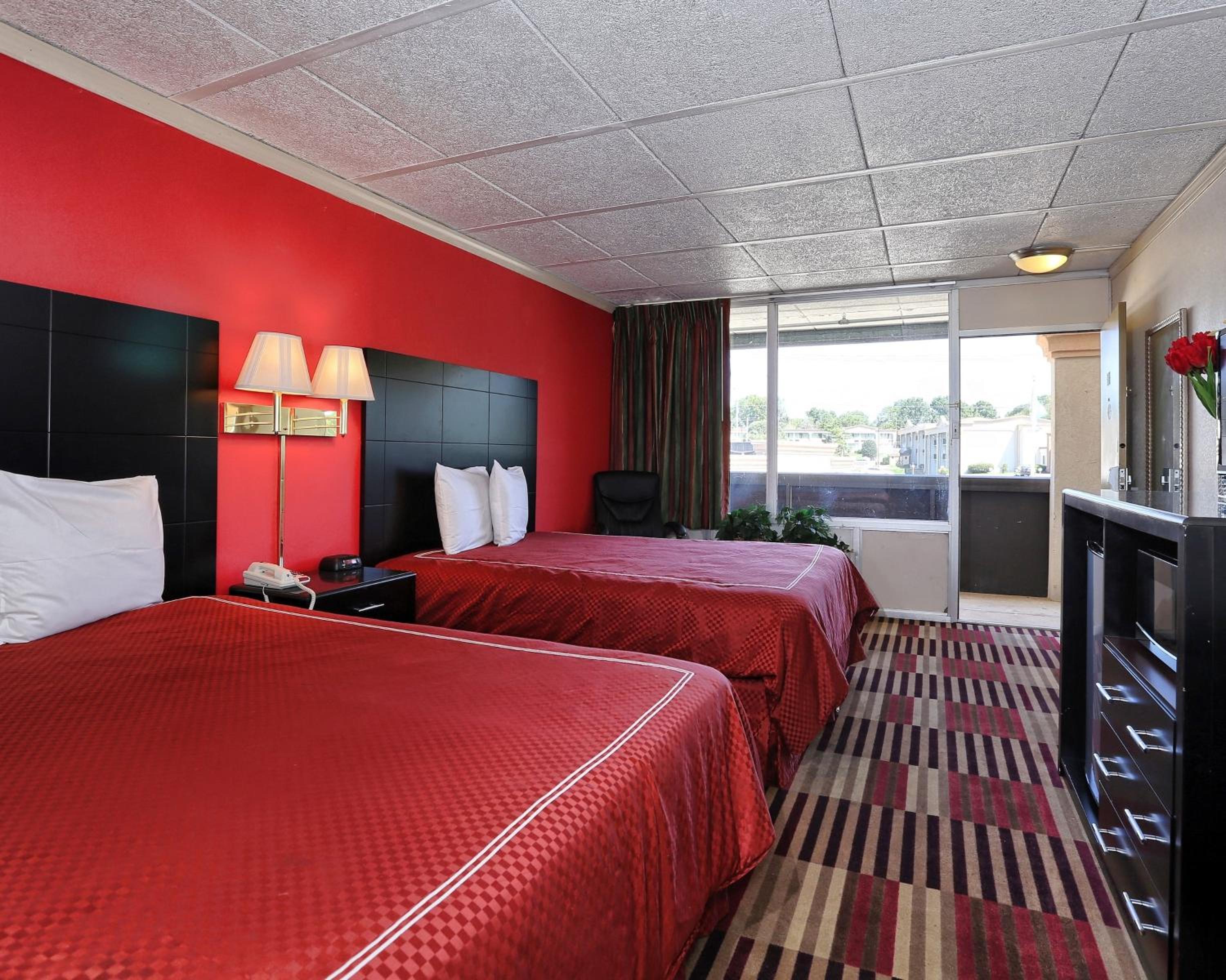 Queen Room With Two Queen Beds - Non-Smoking photo 1