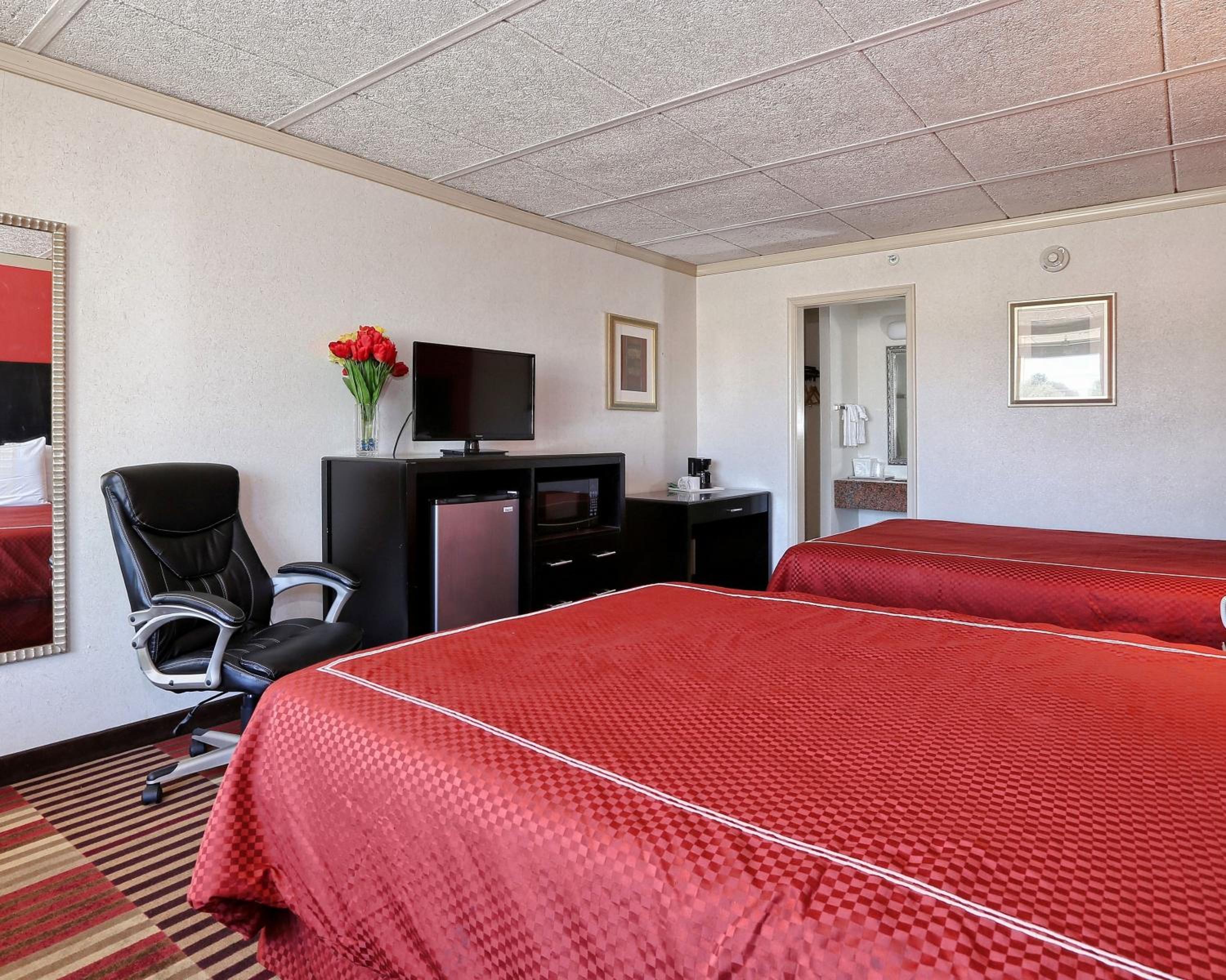 Queen Room With Two Queen Beds - Non-Smoking photo 2