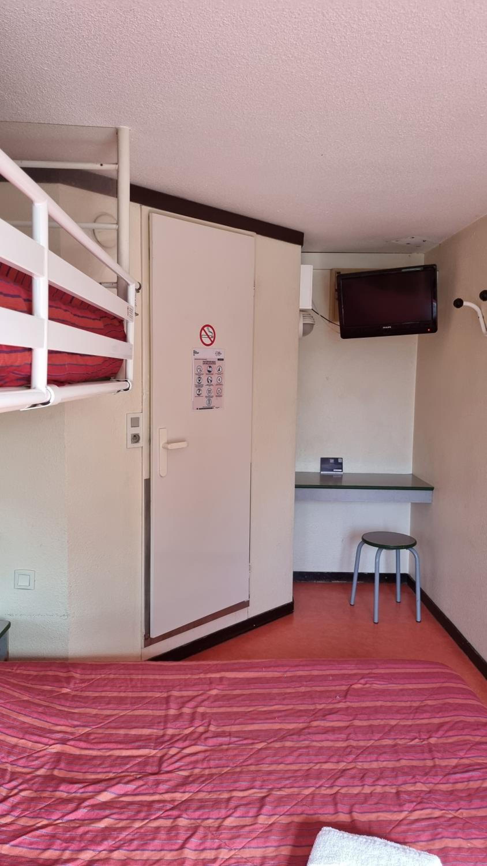 Triple Room (1 Double Bed + 1 Single Bed) - Photo 3