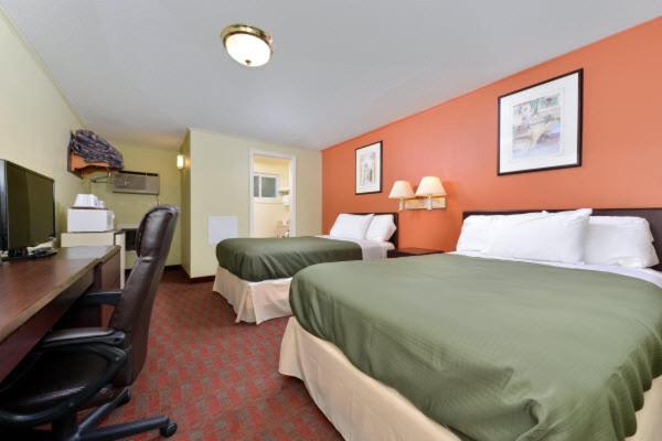 Double Room with Two Double Beds - Photo 2
