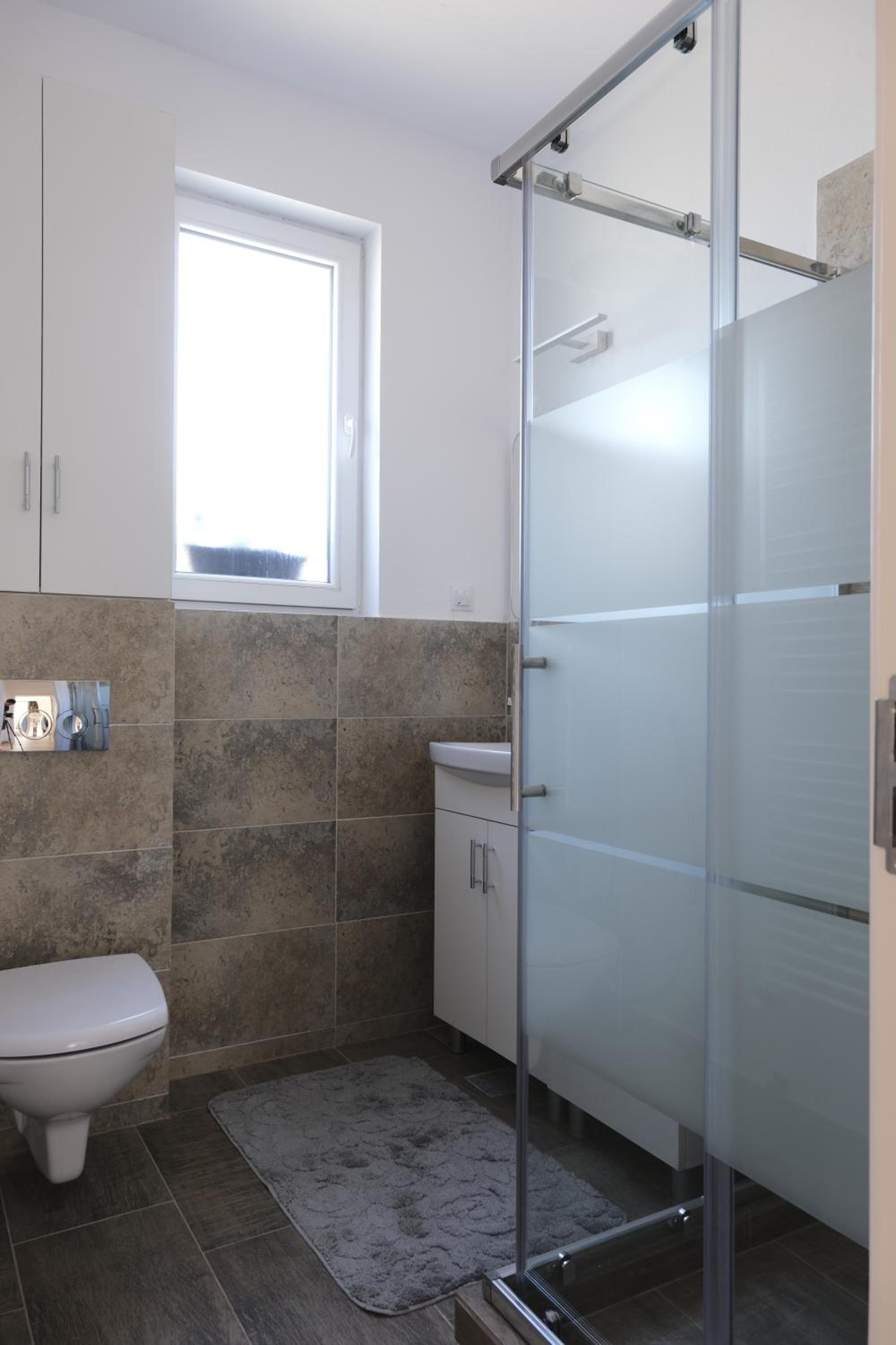One-Bedroom Apartment - Photo 2