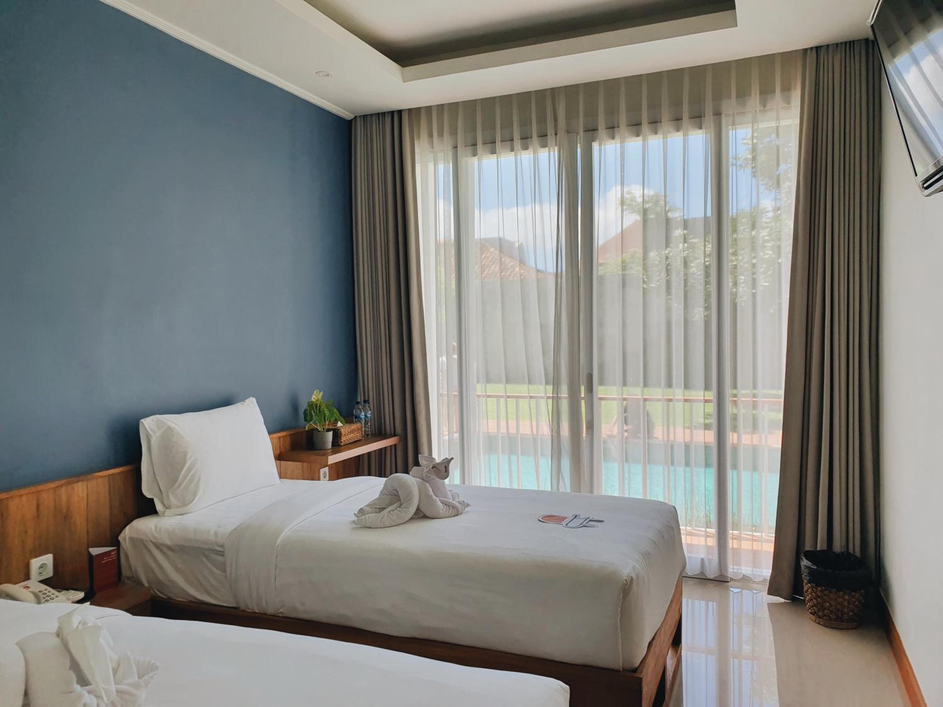 Twin Room with Pool View - Photo 1