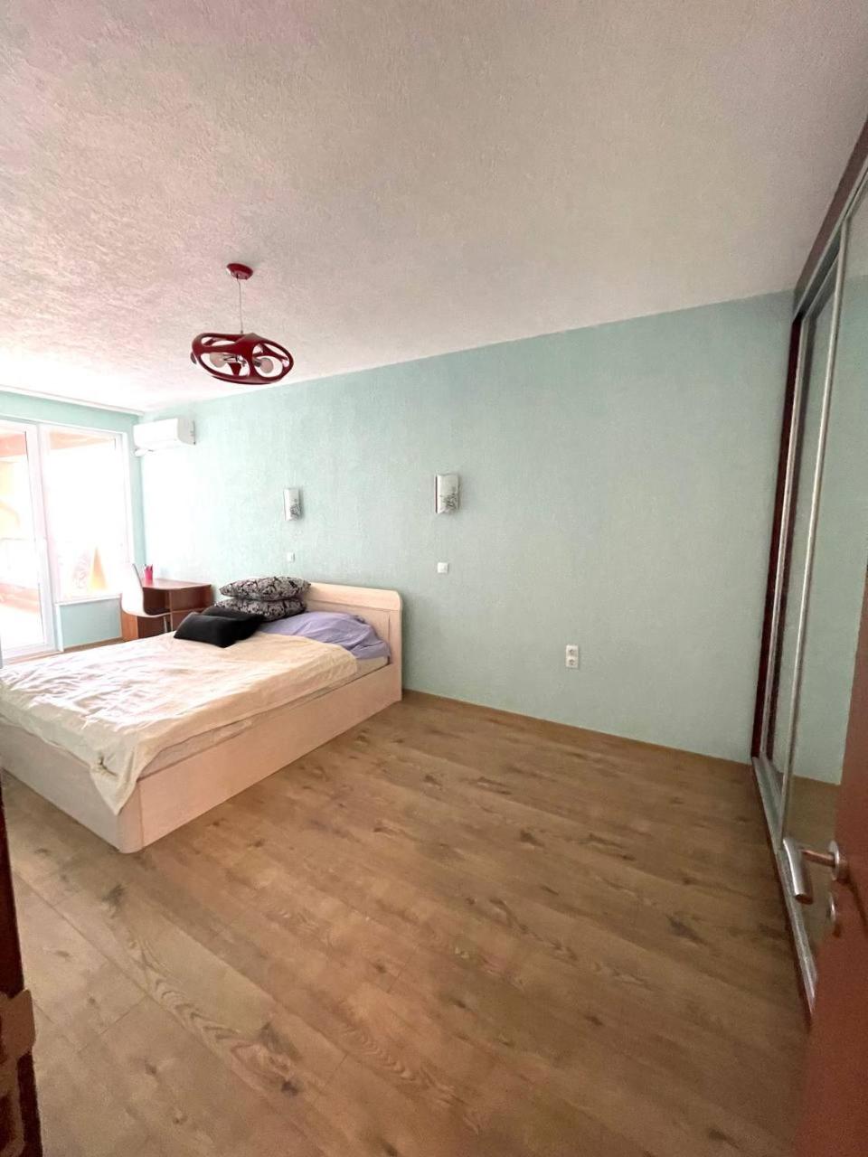 One-Bedroom Apartment - Photo 1