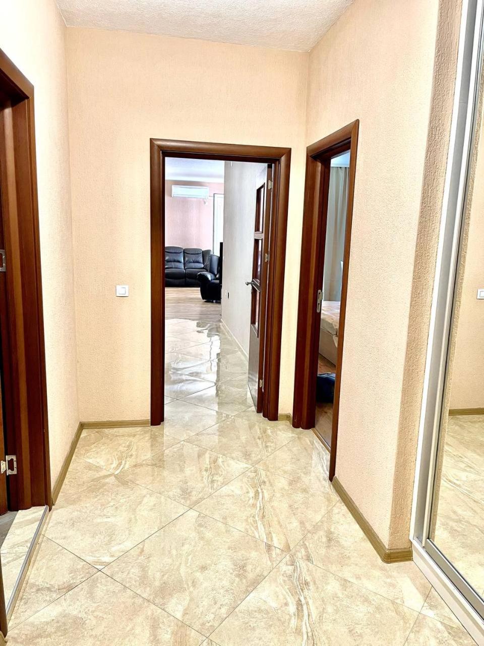 One-Bedroom Apartment - Photo 2
