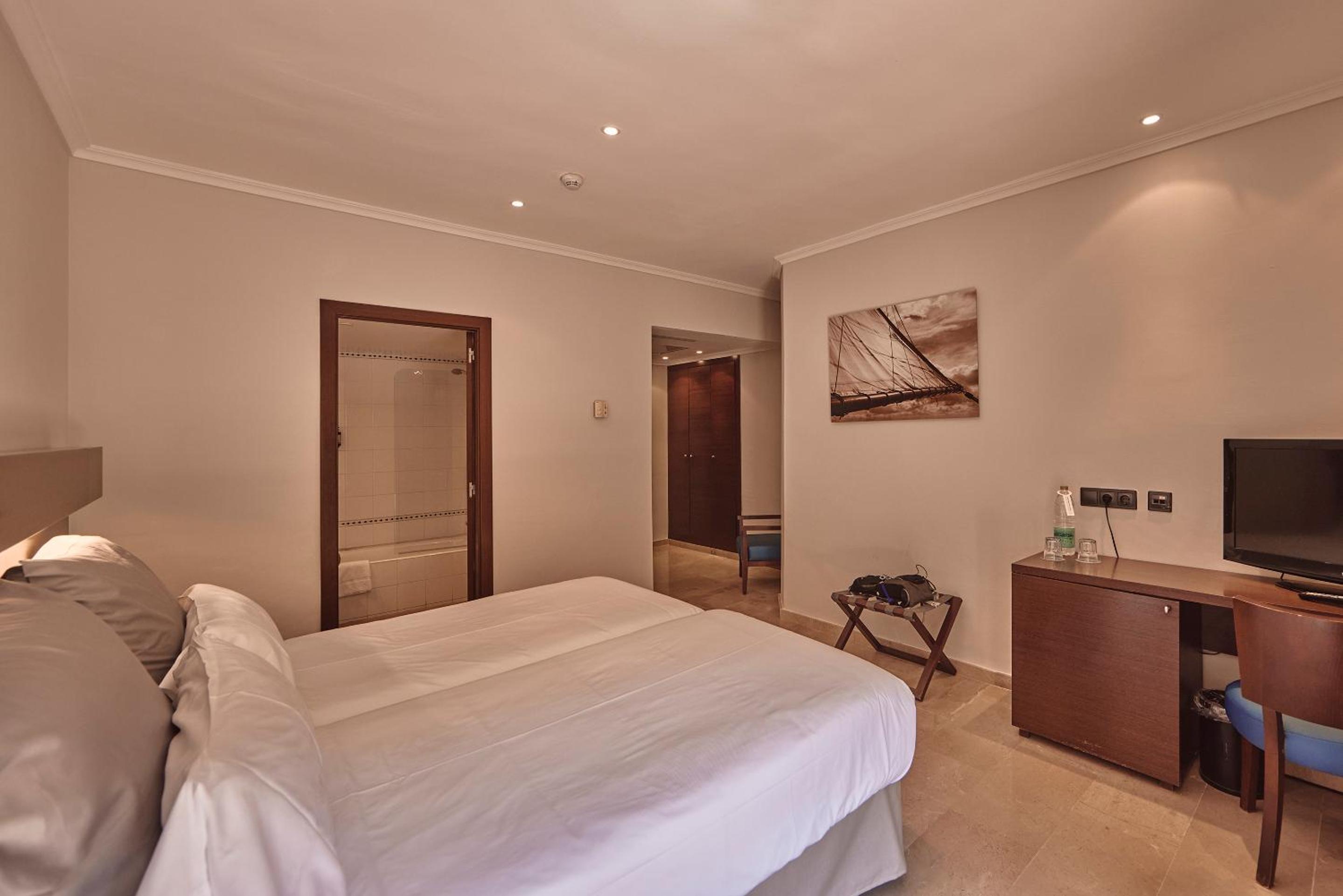 Twin Room - Spa Access Not Included - Photo 5