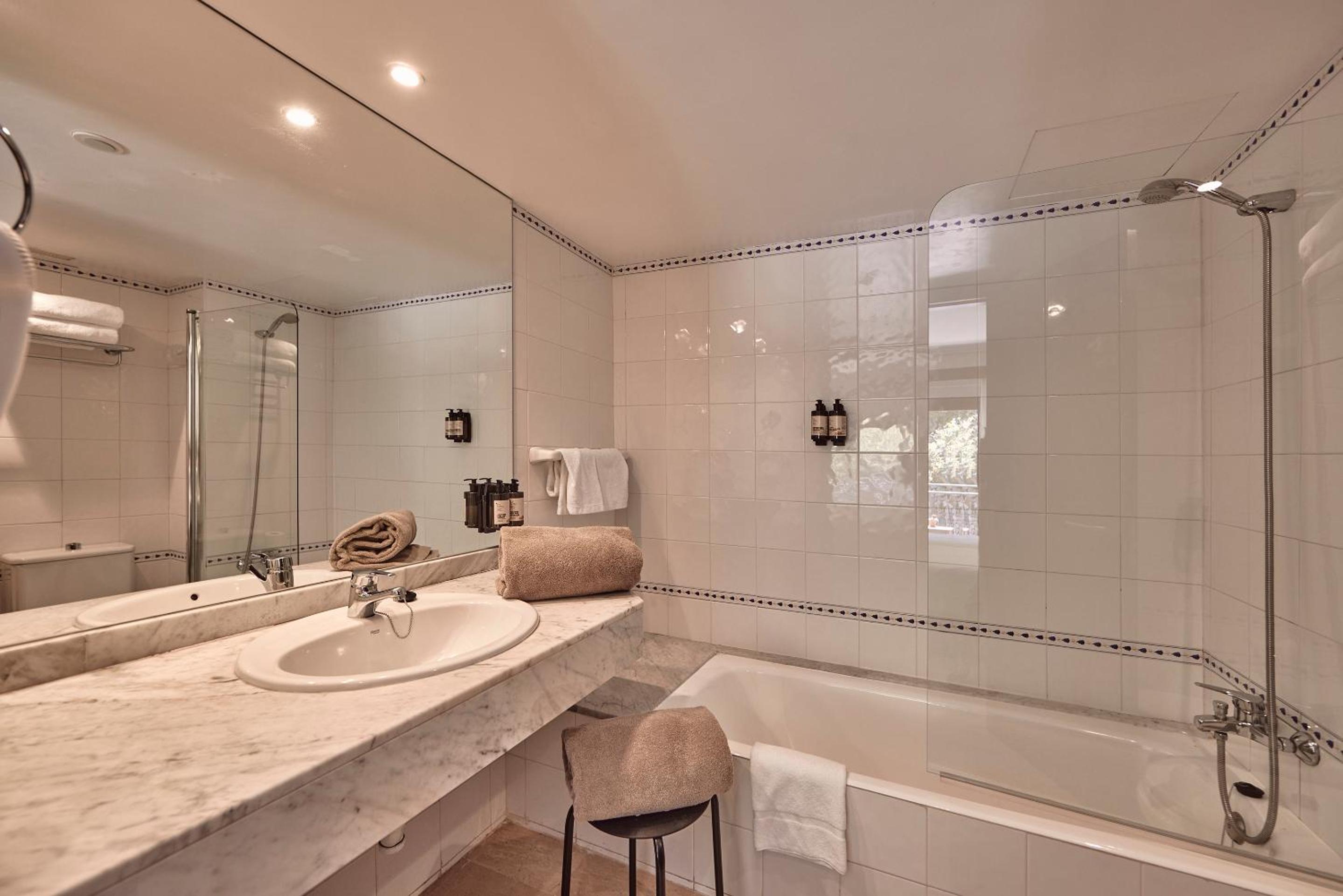 Twin Room - Spa Access Not Included - Photo 7
