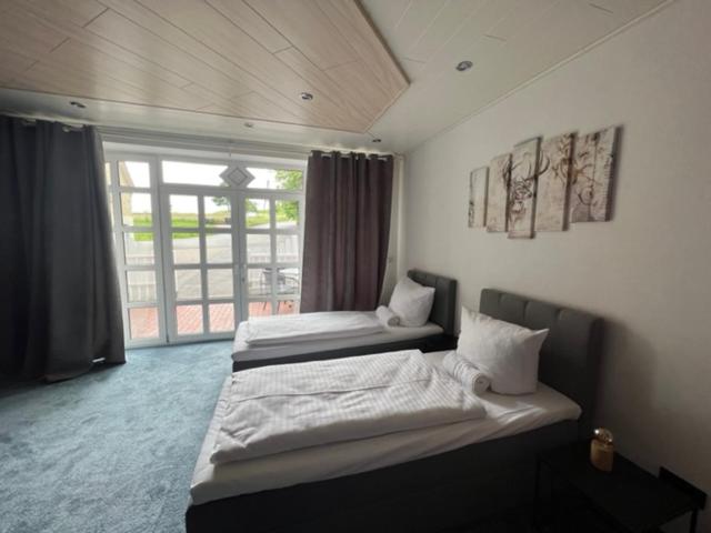 Suite - Photo 1