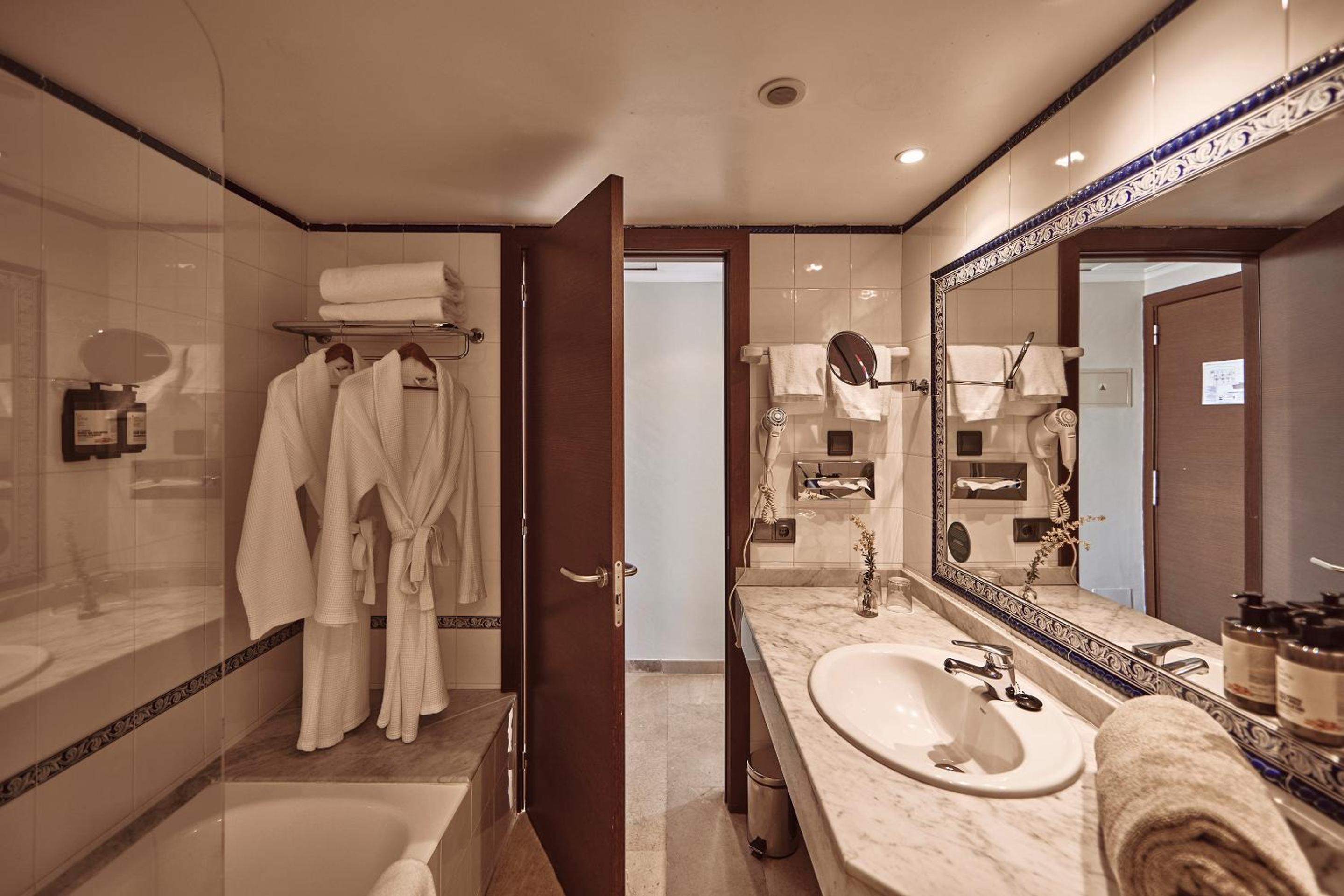Double Room and Sea View - Spa Access Not Included - Photo 6