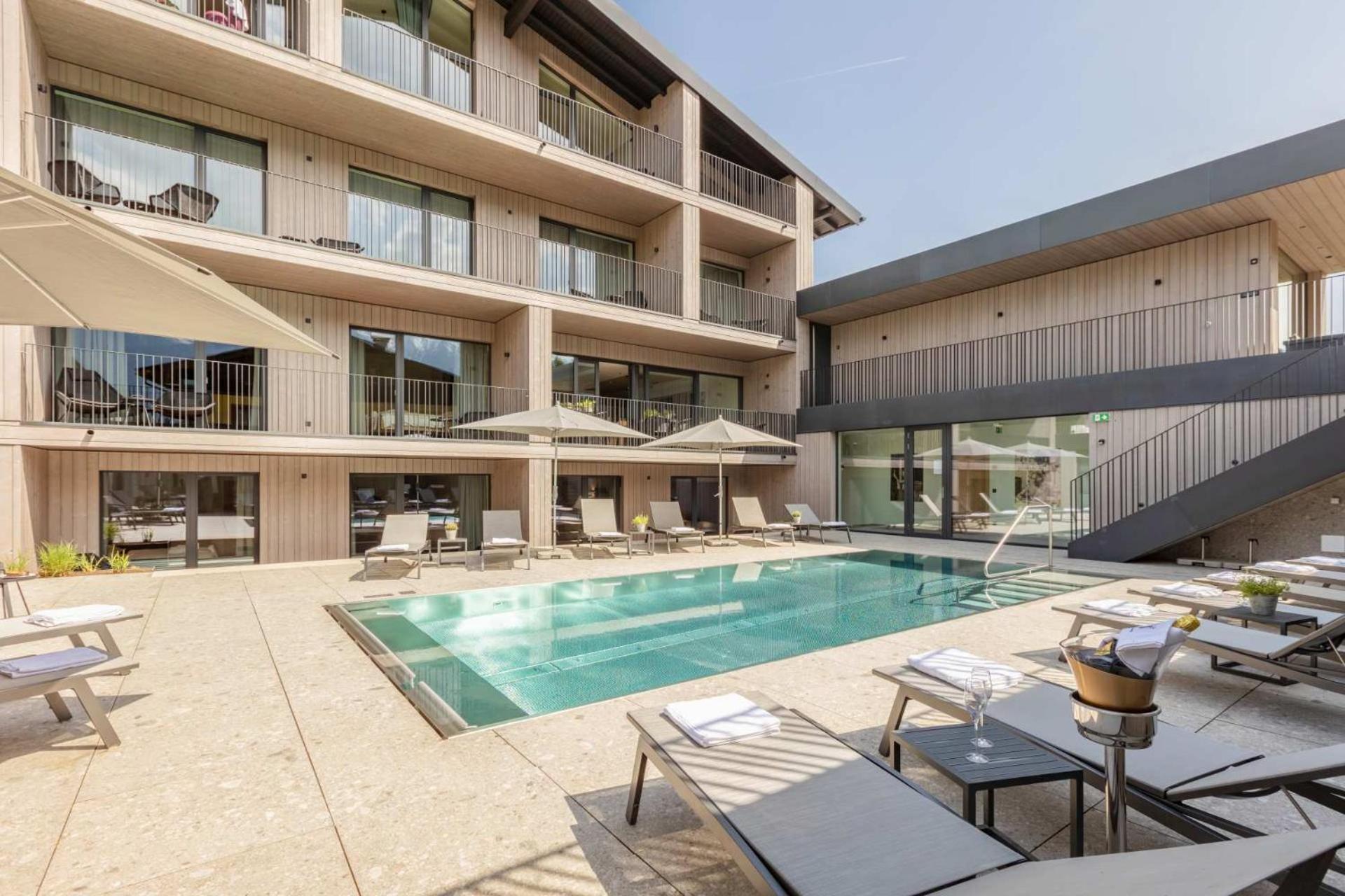 Deluxe Apartment directly by the pool photo 3
