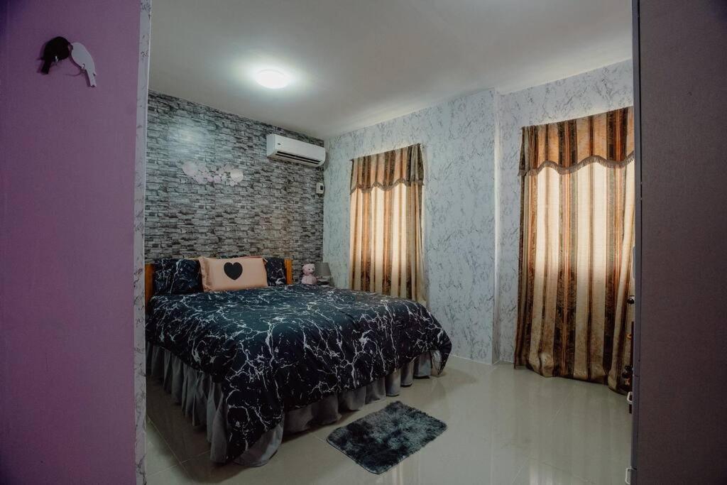 Two-Bedroom House - Photo 2